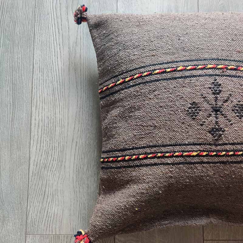 Coussin berbère marron à pompon en coton