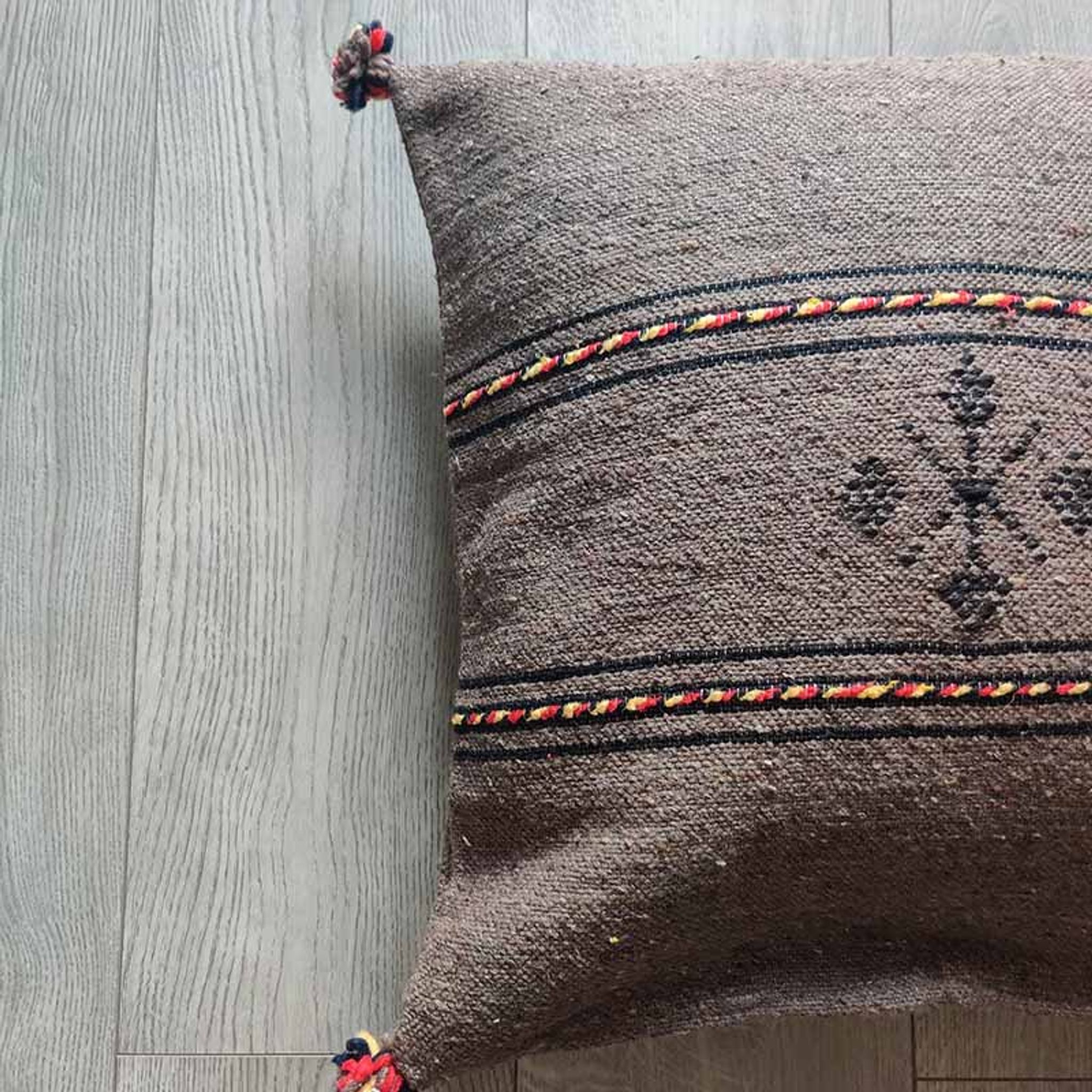 Coussin berbère marron à pompon en coton