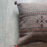 Coussin berbère marron à pompon en coton