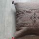 Coussin berbère marron à pompon en coton