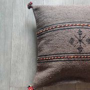 Coussin berbère marron à pompon en coton