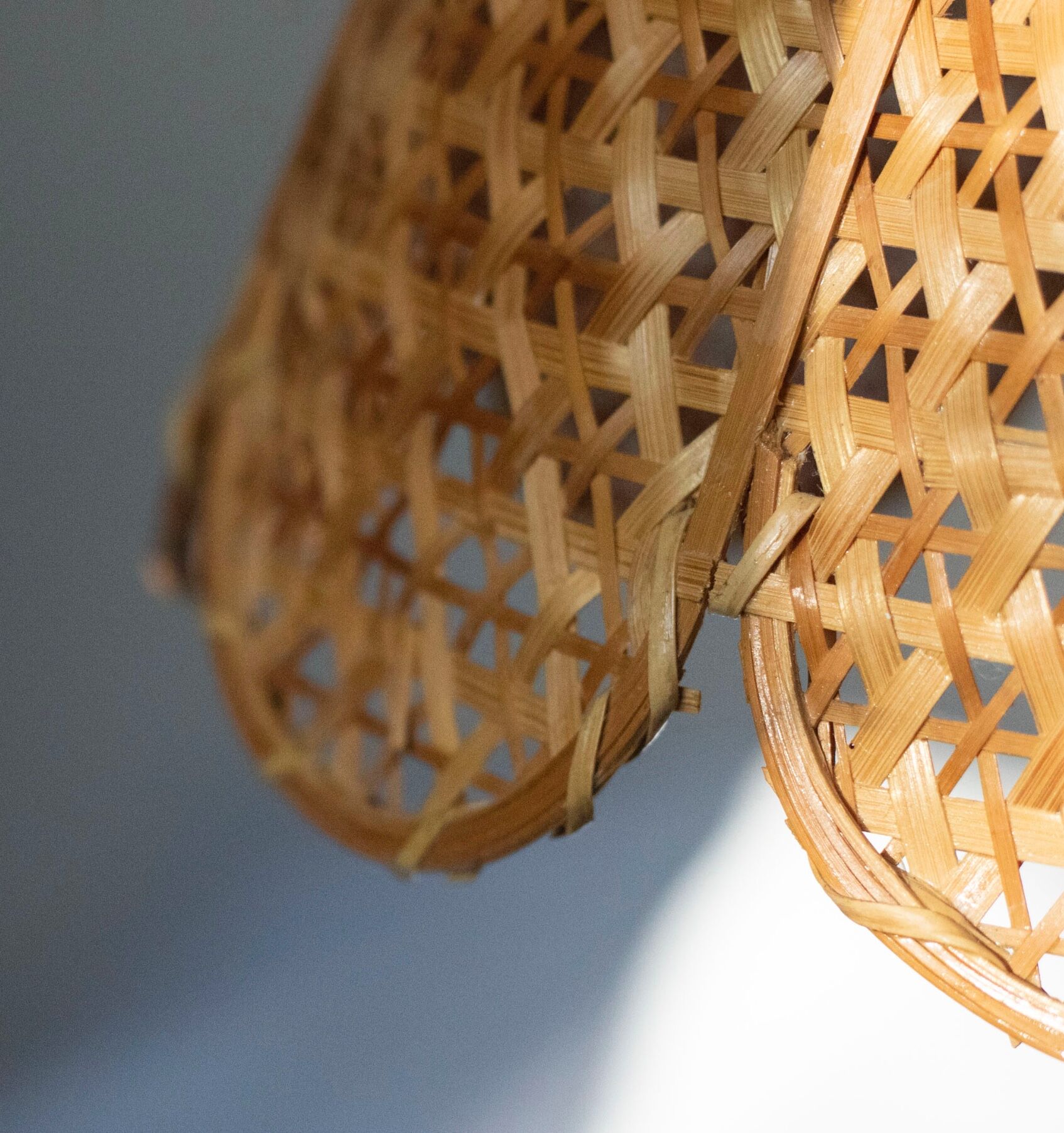 Vintage flower suspension in wicker rattan