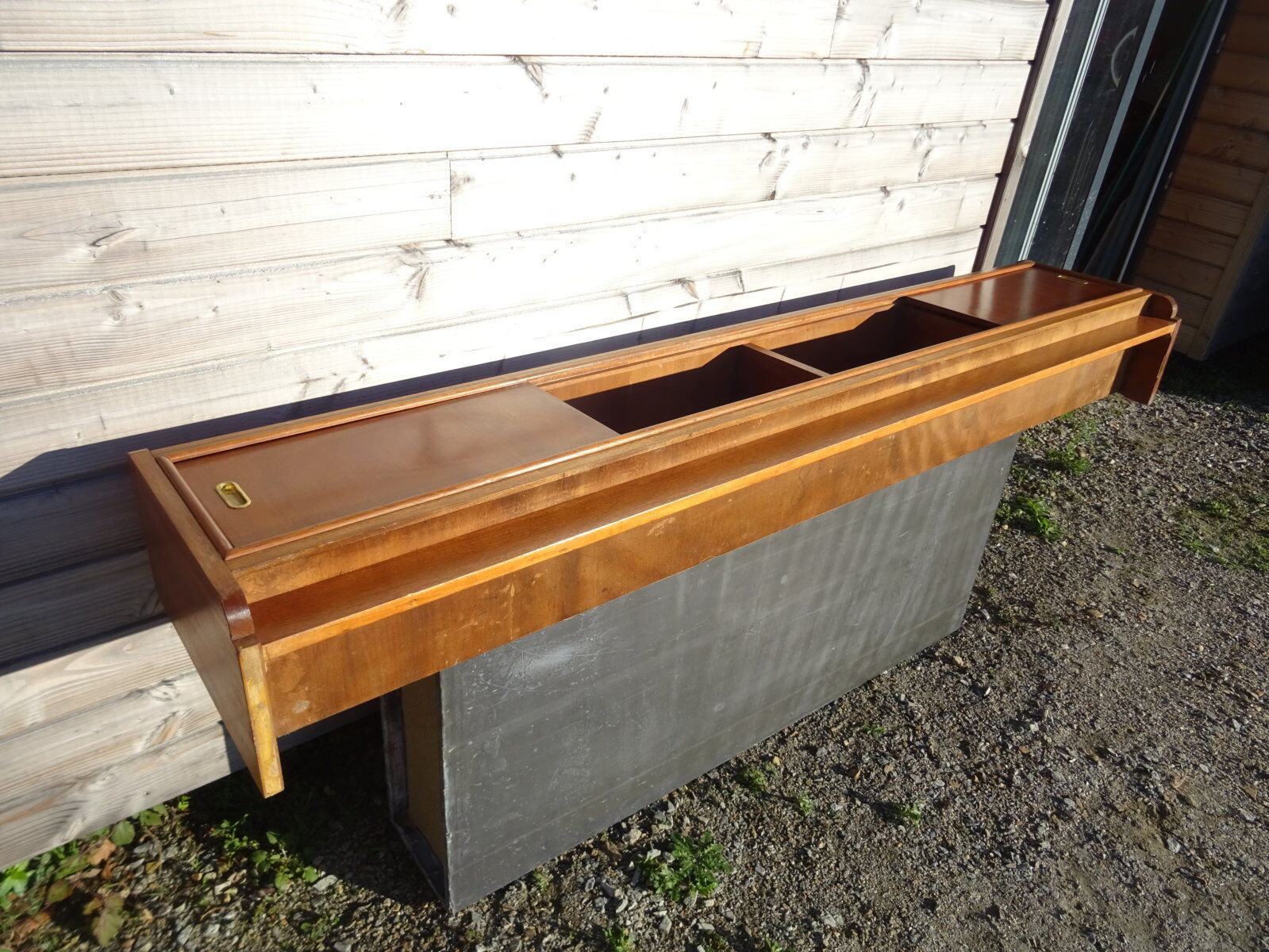 Cozy shelf 50s sliding doors