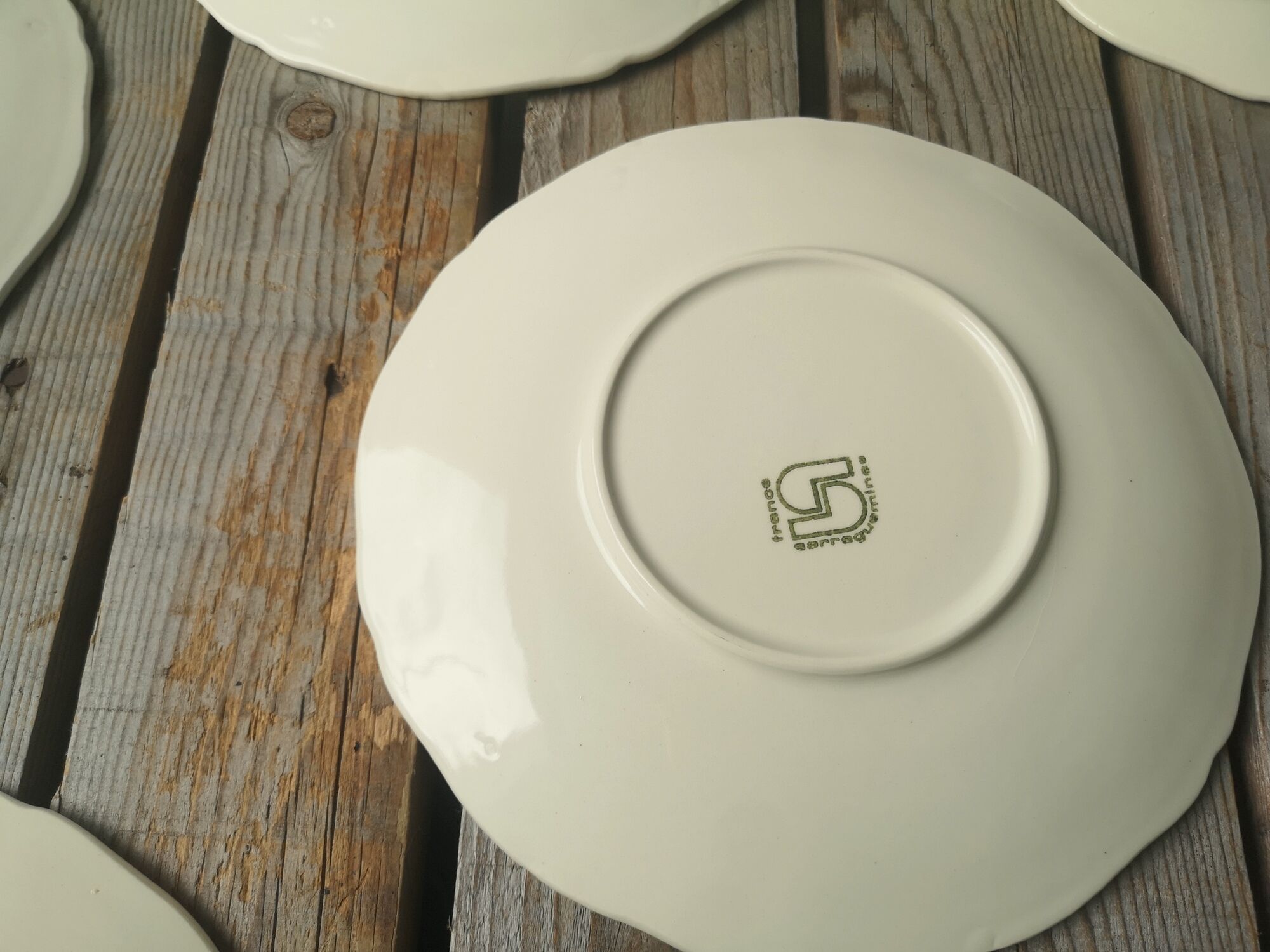 7 large saucers Sarreguemines in off-white faience