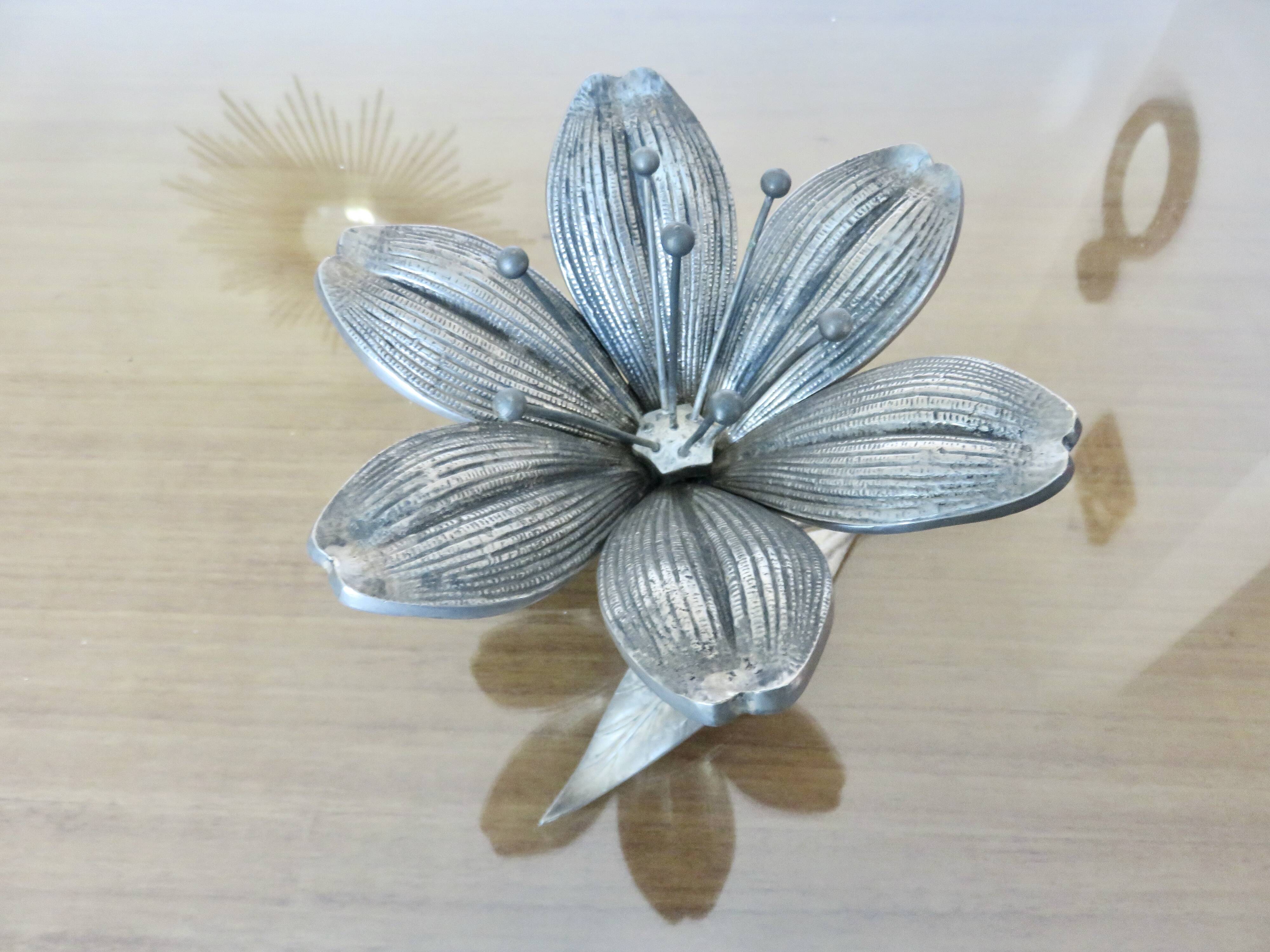 série de 6 cendriers en bronze argenté en forme de fleur vers 196O ou 1970
