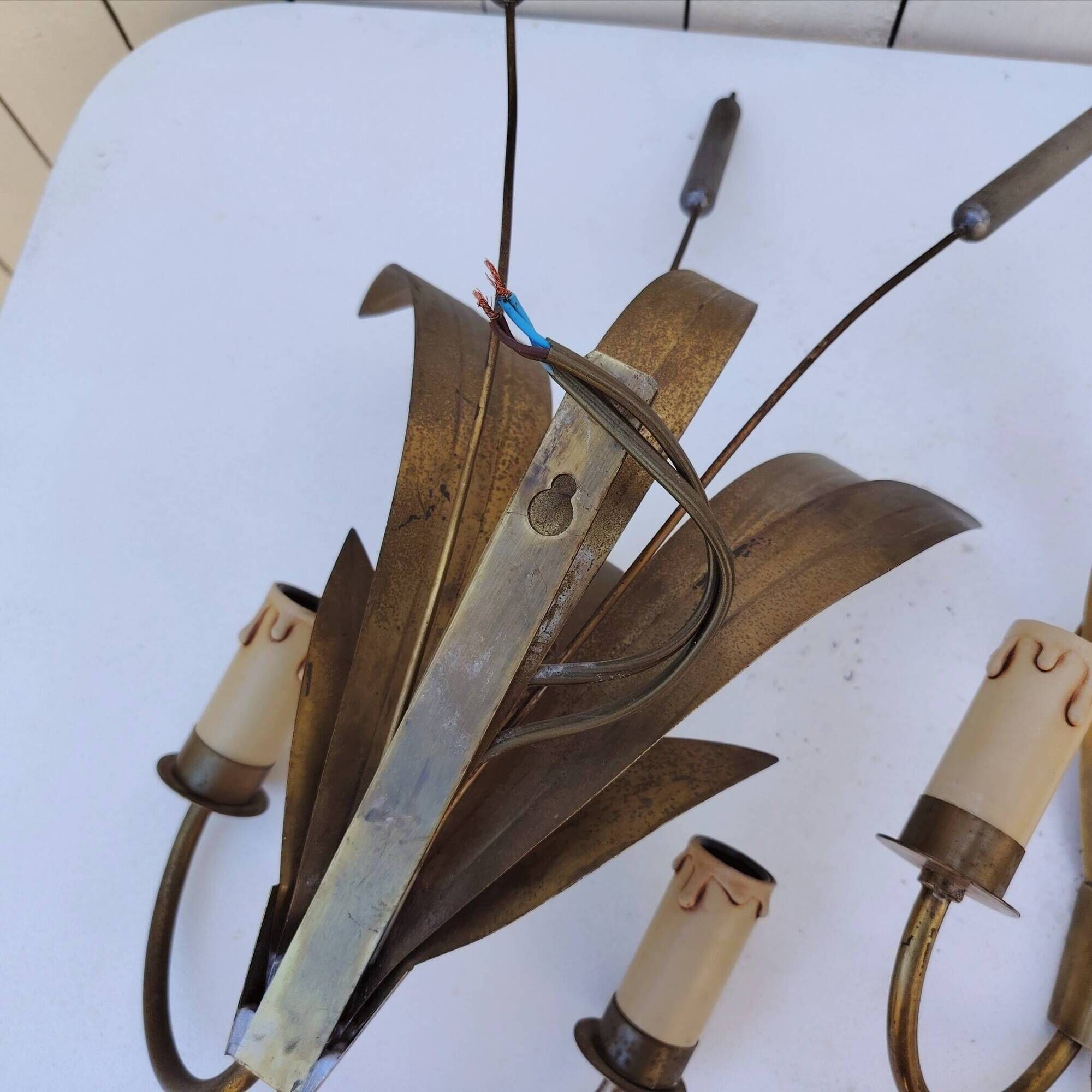 Brass wall lights with a bouquet of reeds by FlorArt.