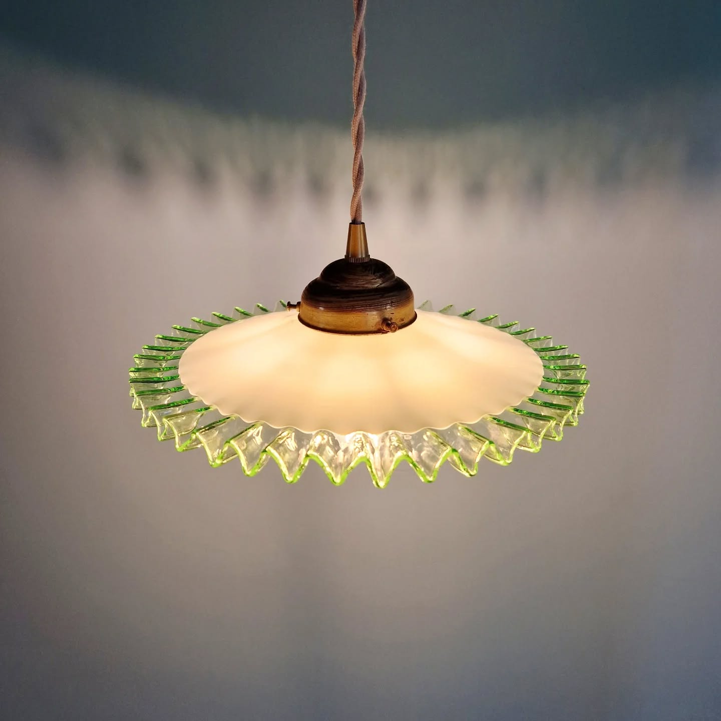 Suspension Art Déco en opaline blanche et ouraline, 1920-30