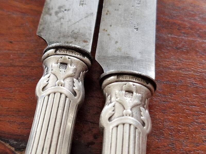 Christofle Série de 6 couteaux à entremets modèle Trianon en métal argenté