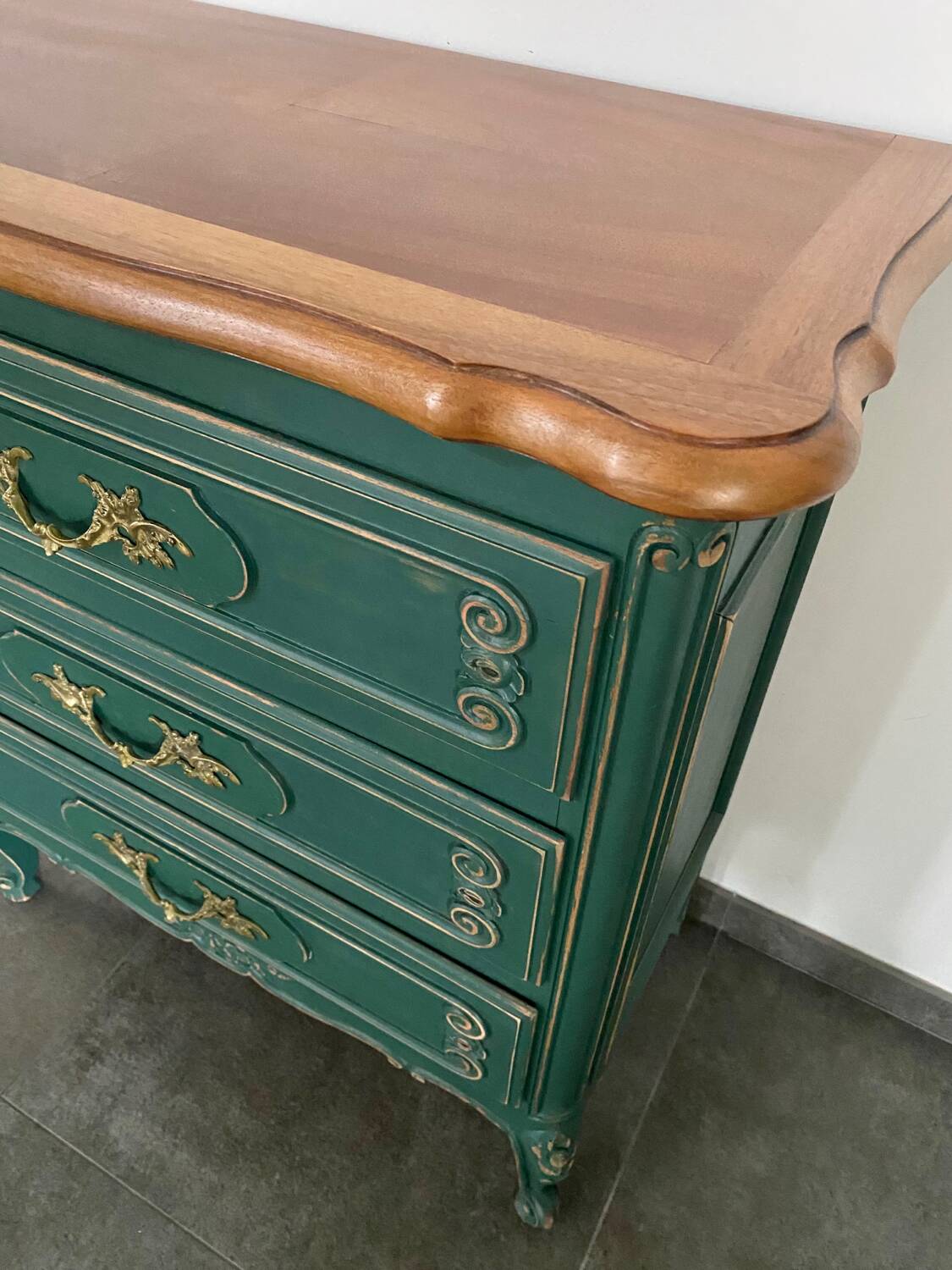 Commode bois massif relooké vert pinède patiné