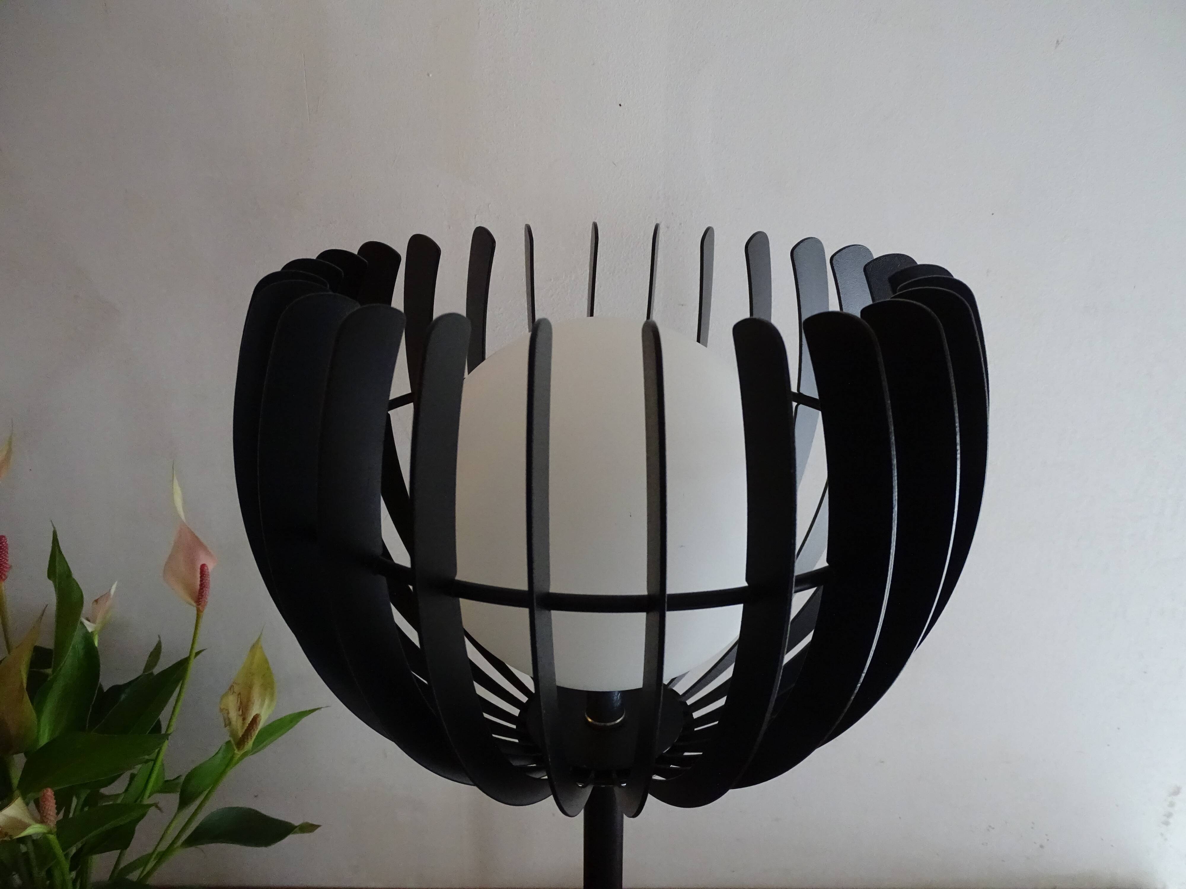 Design flower lamp 80's black metal - chromed metal globe ball - 55,5 cm