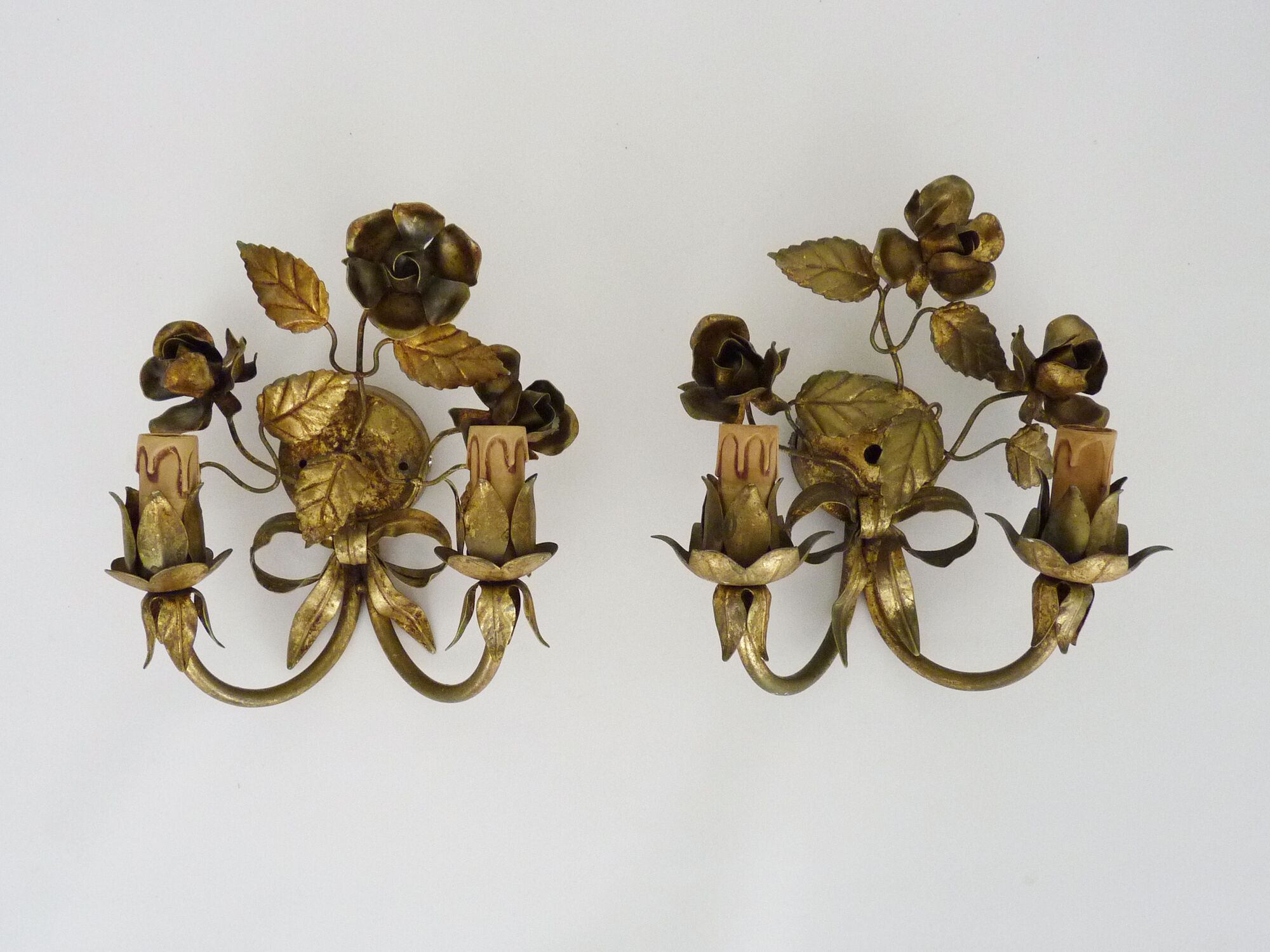 Pair of gilded metal sconces decorated with flowers and foliage. Year 60
