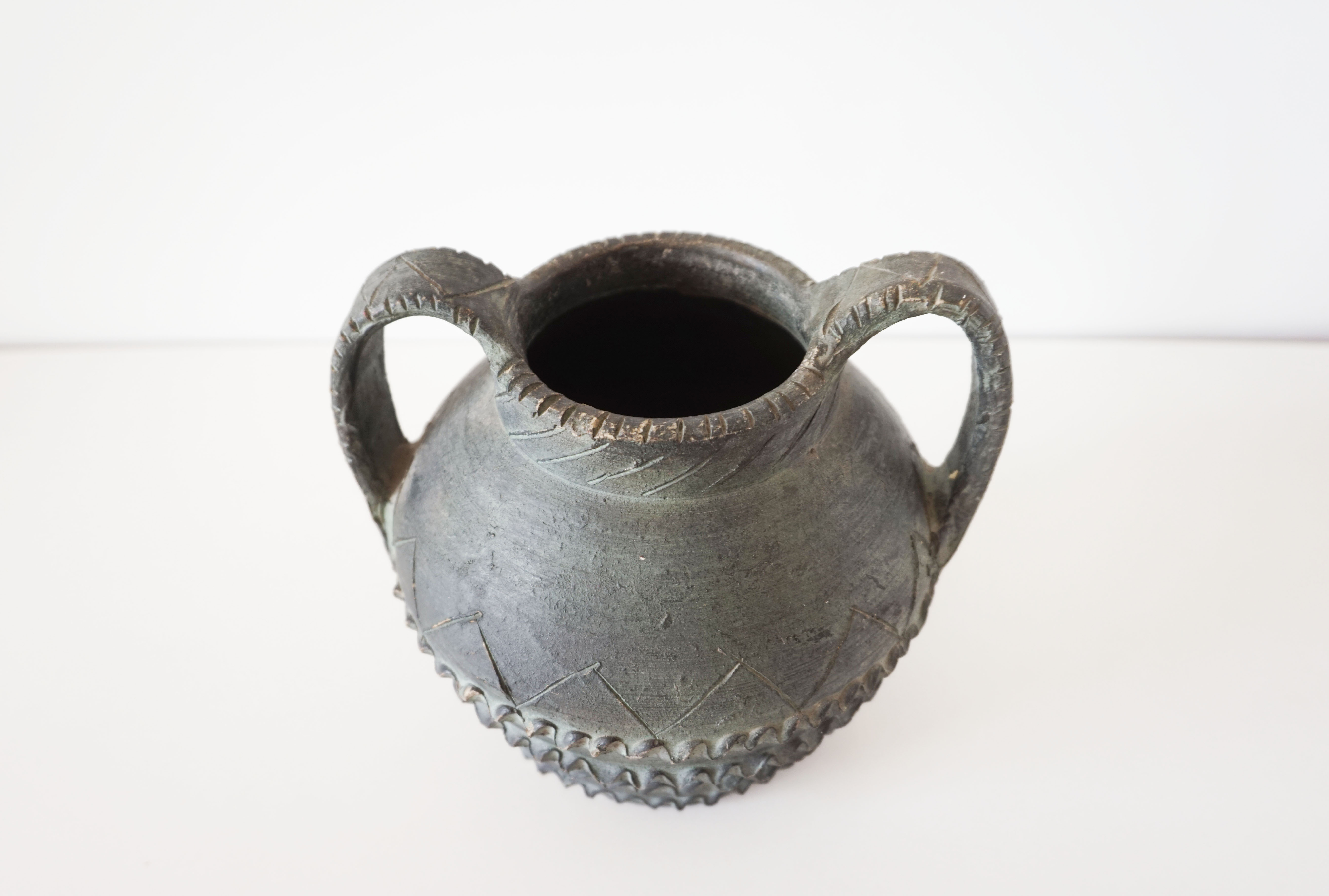 Vase with double handle in black sandstone