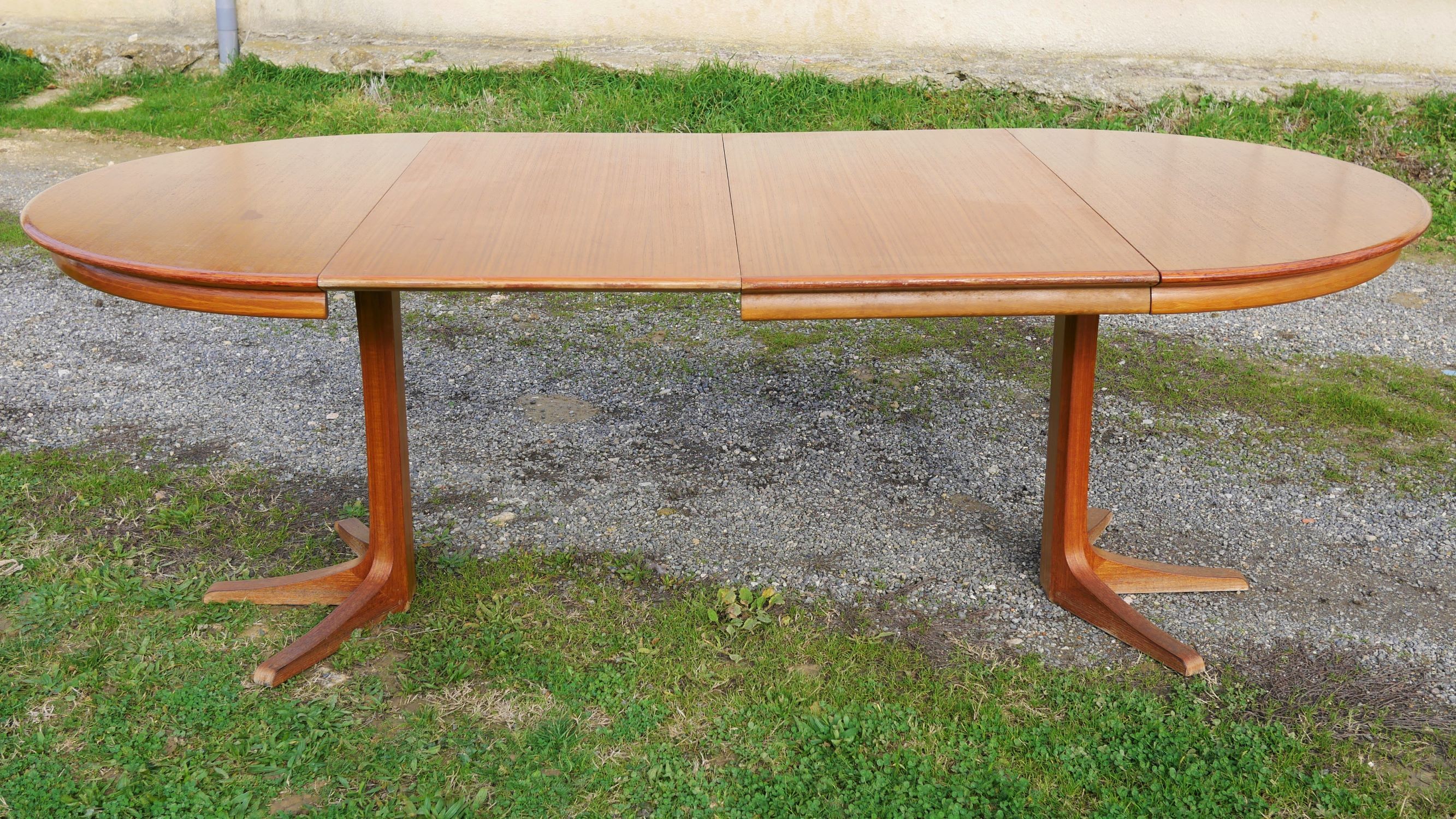 Dining round vintage with extensions