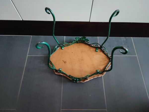 Petite table d'apoint en osier et métal au décor de vigne et raisin