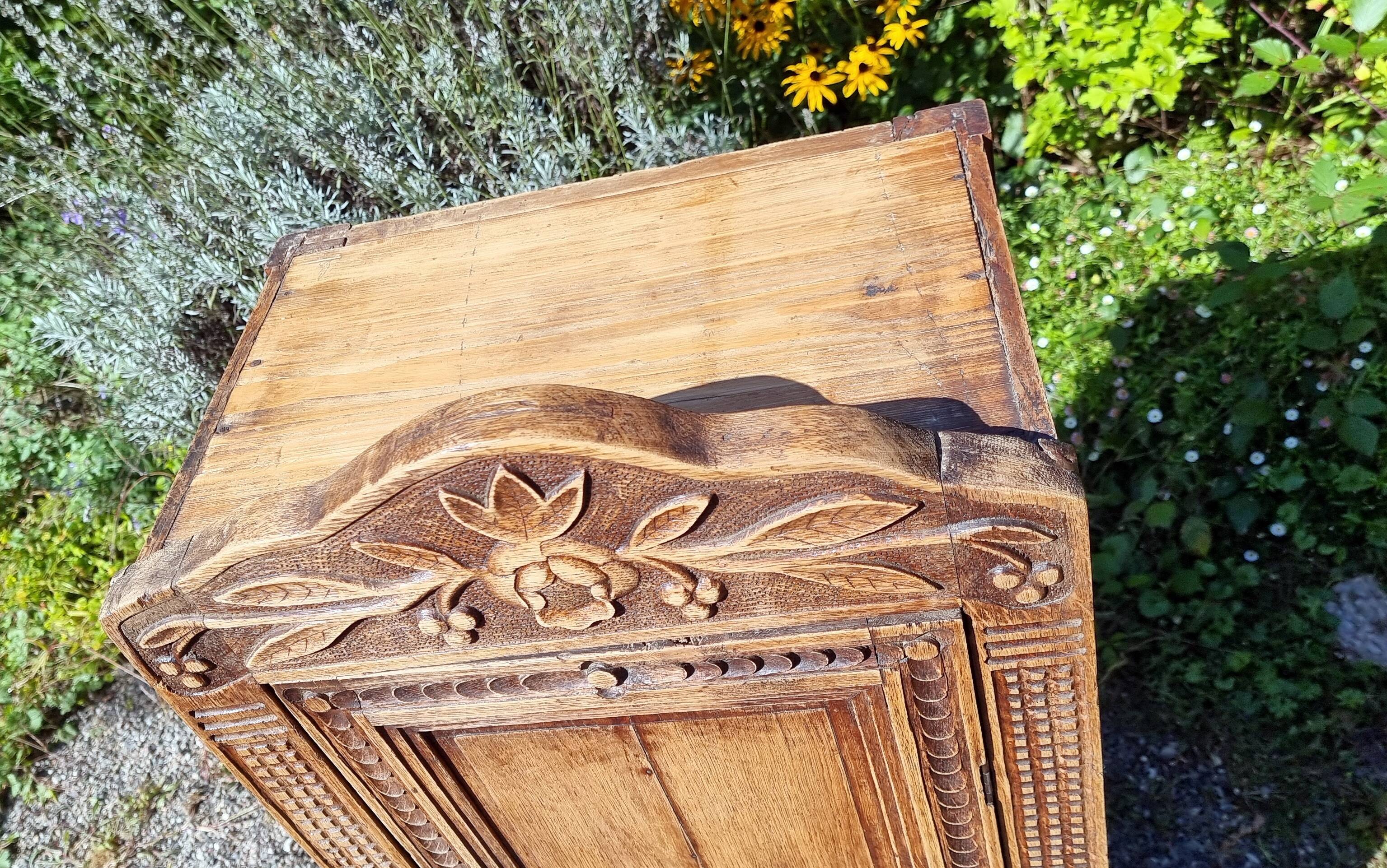 Small piece of furniture with 1 door, old oak jam cupboard