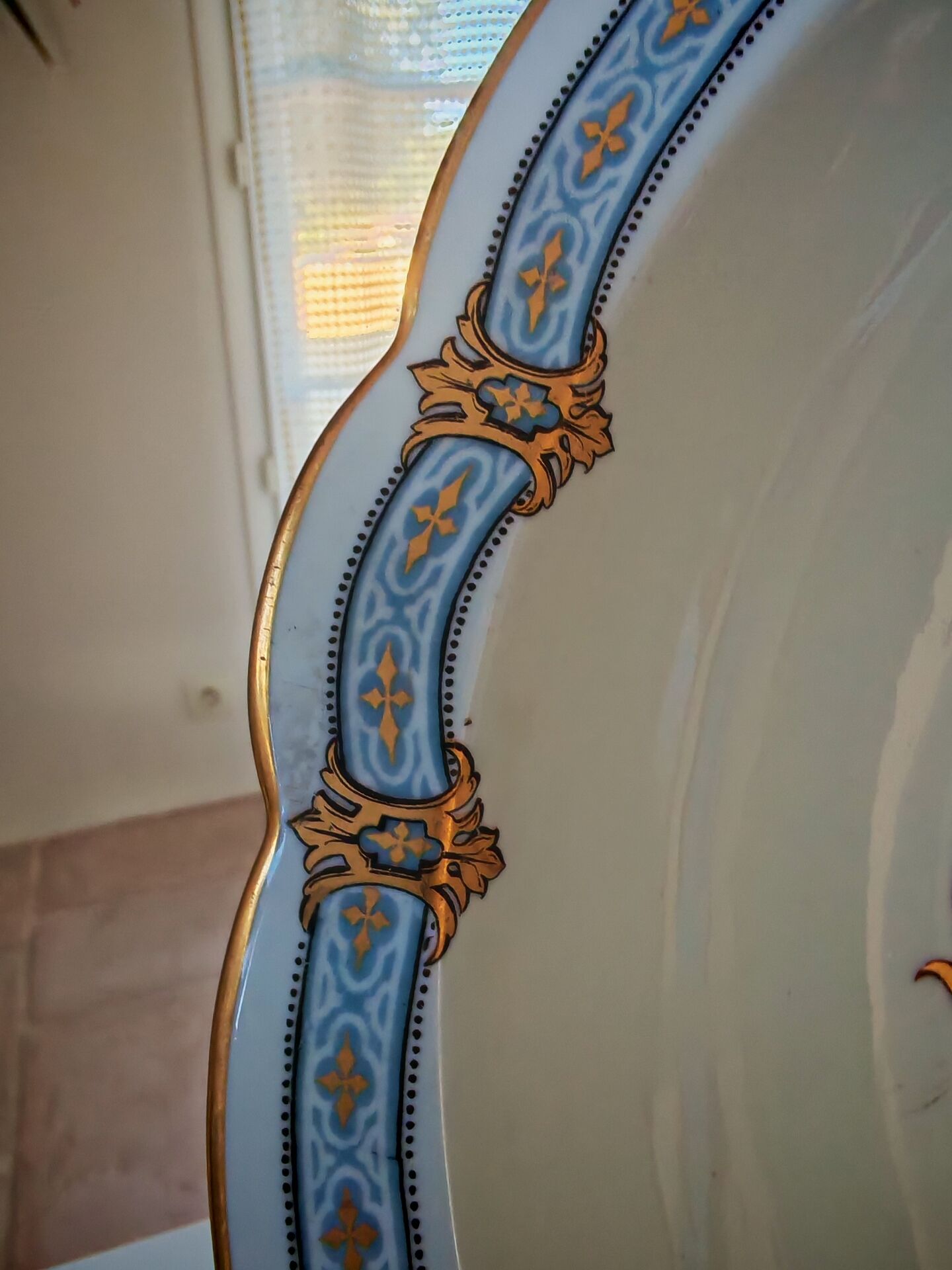 Superbe plat de service fin XIX ème décor or et bleu