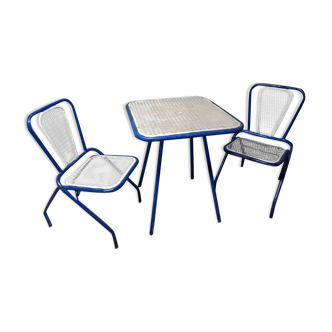 Chaises pliantes et table