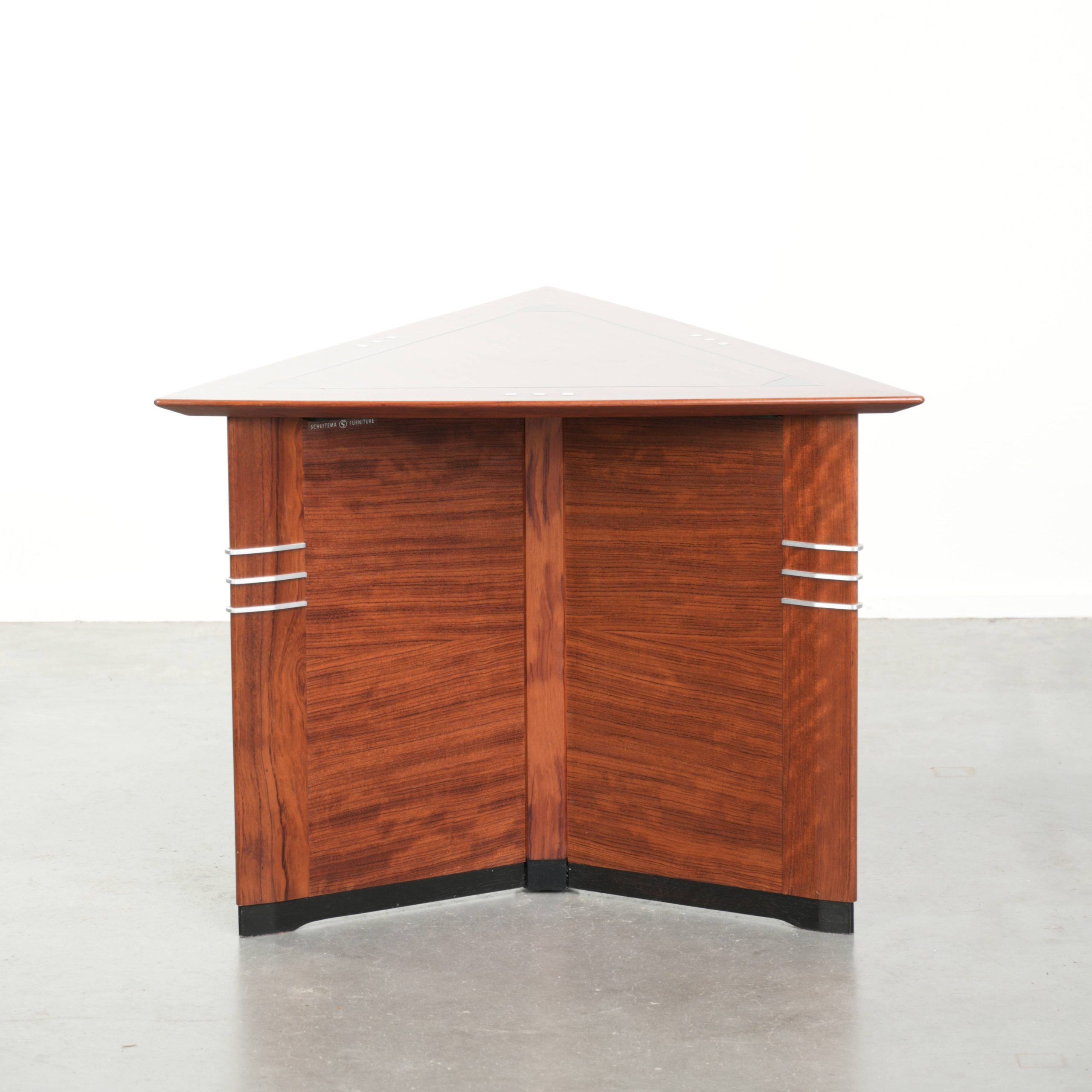 Table basse/table d'appoint en design Art Déco triangulaire