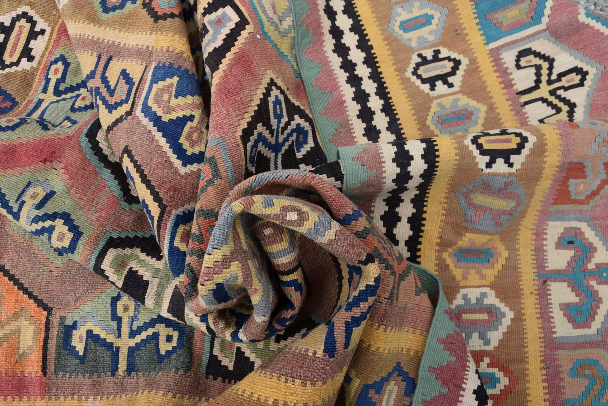 Kilim rug made by the Gashgai tribes in Iran: 1.60 x 2.95 metres