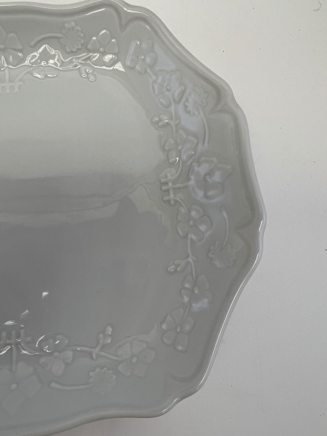 White porcelain cake dish