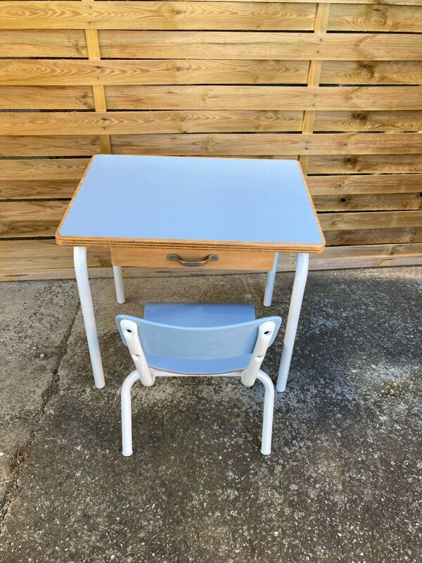 Bureau maternelle et sa chaise