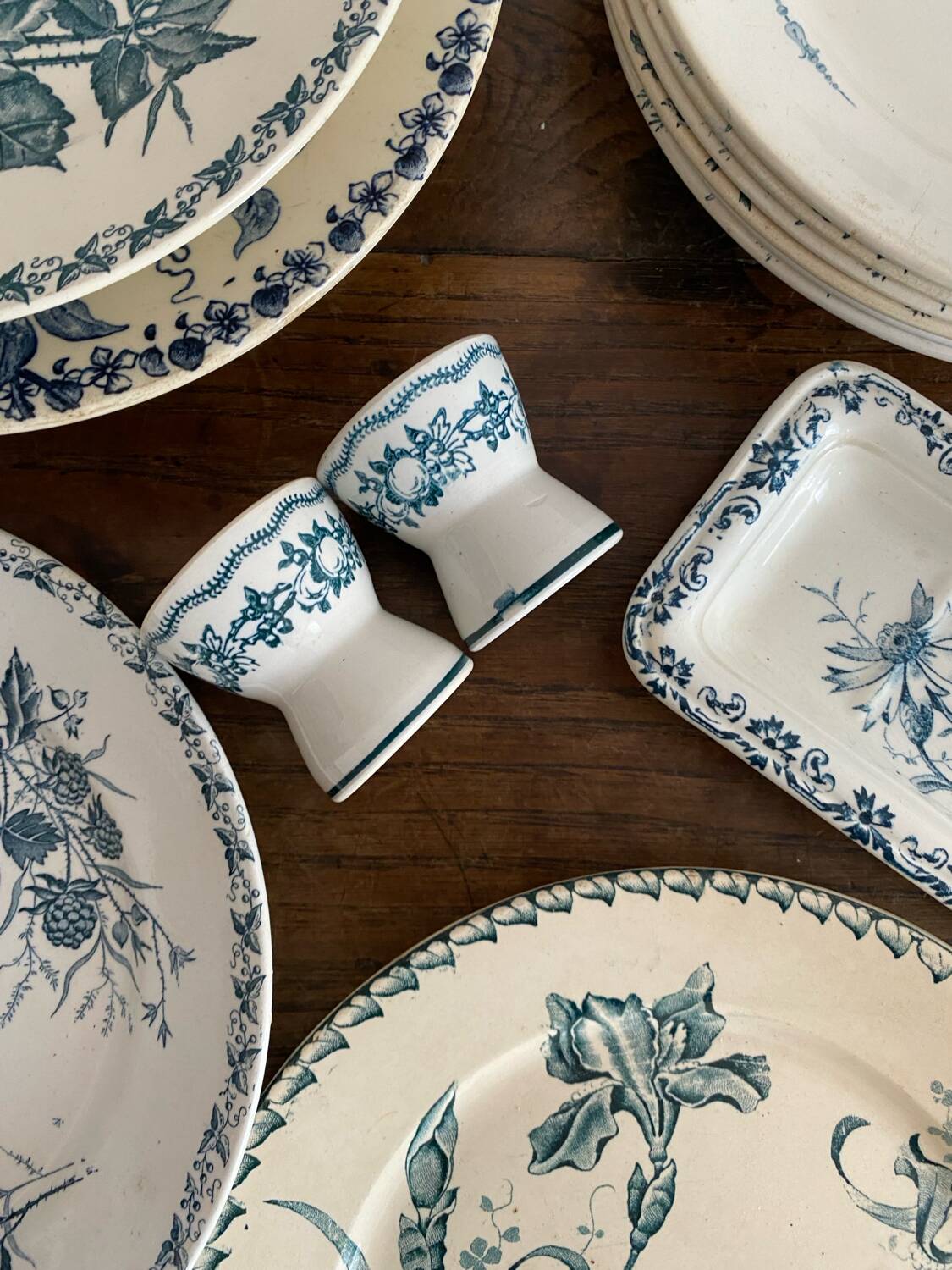 Diabolo egg cups in iron earth