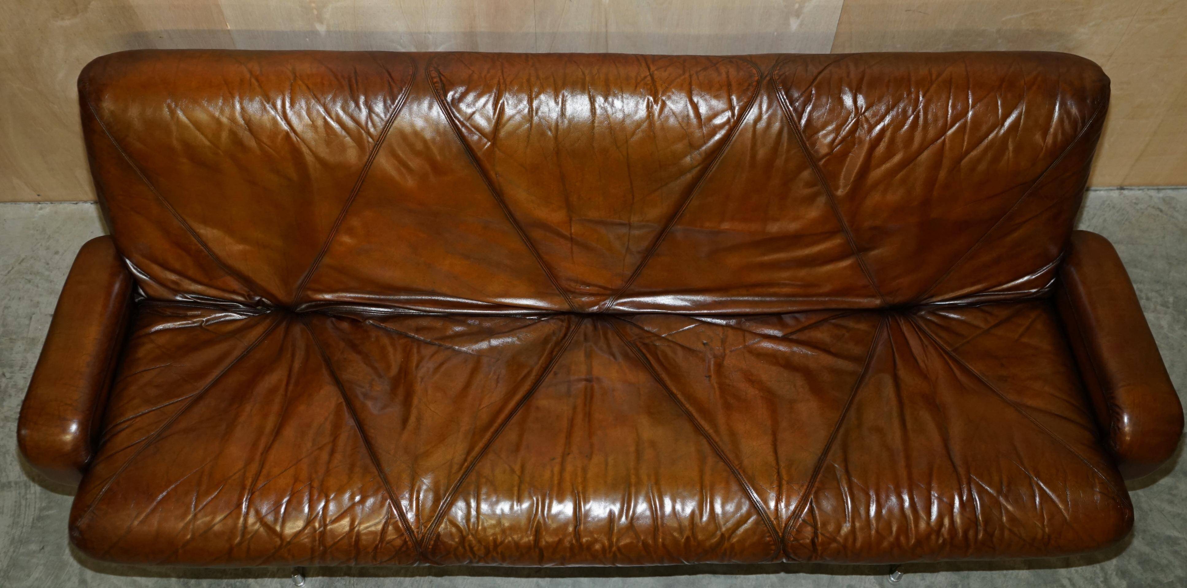 Vintage hand-dyed leather canapé, mid-century style.