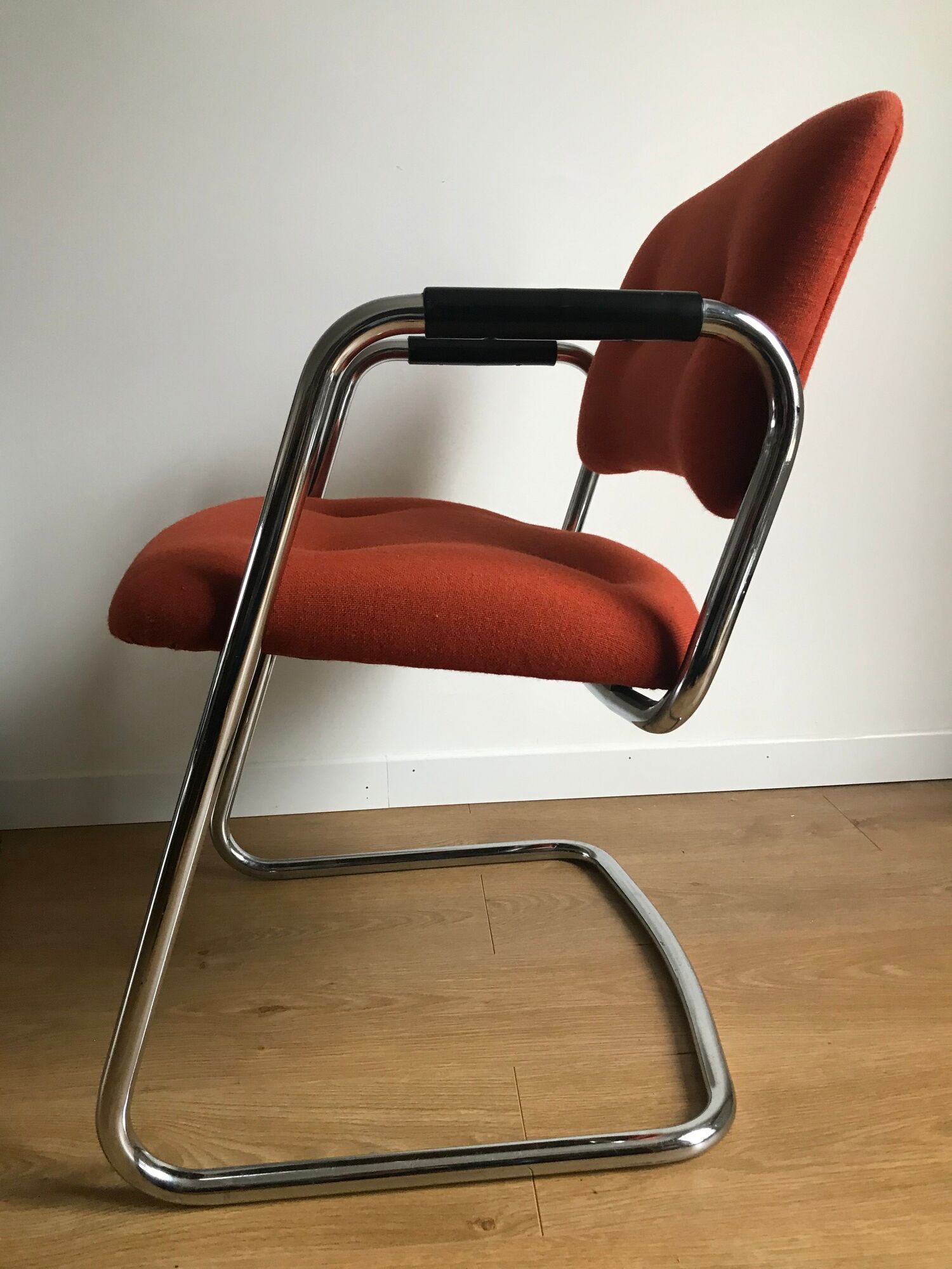 Fauteuil vintage de bureau piètement luge en laine orange par steelcase strafor
