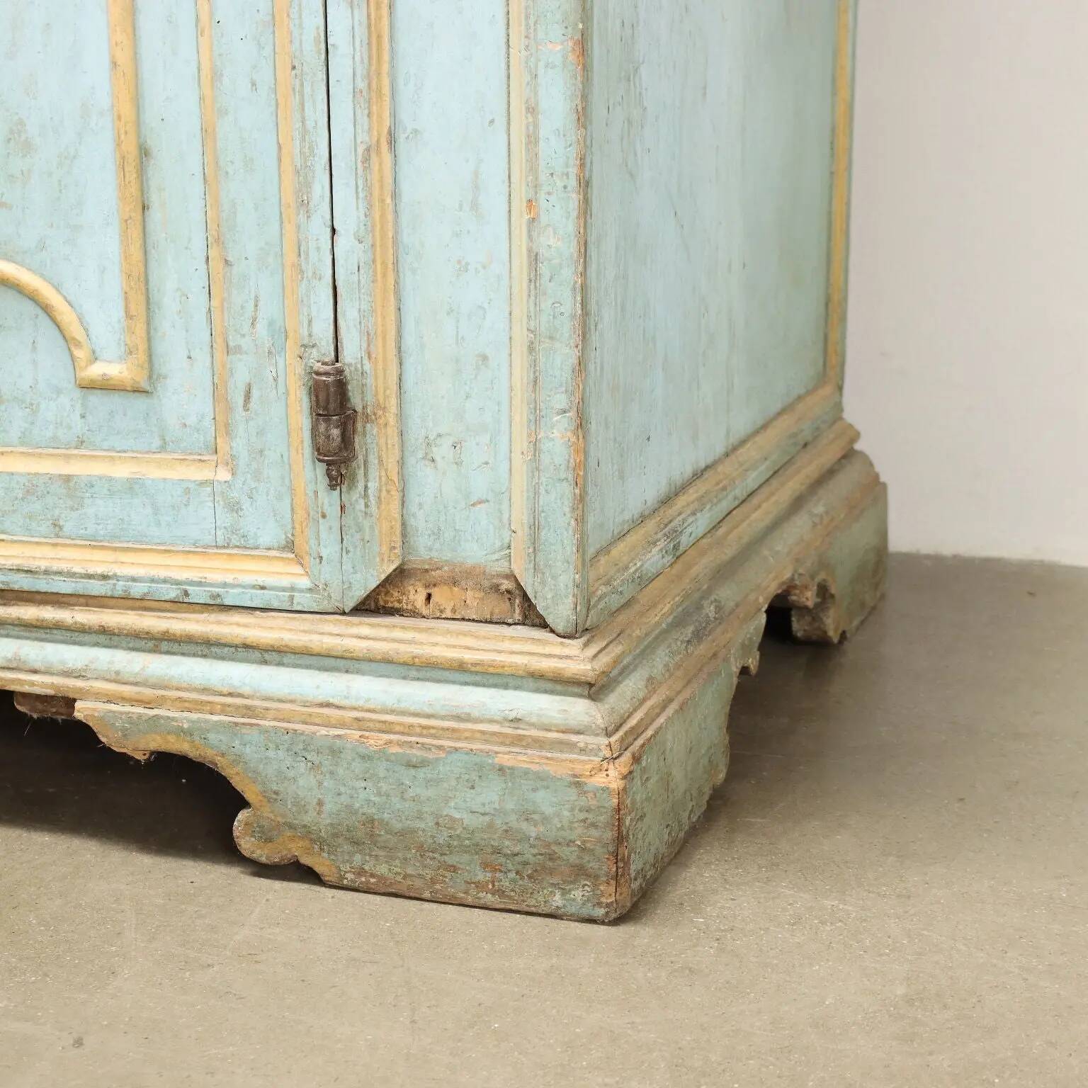 Baroque-style buffet from the mid-18th century in lacquered wood.