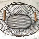 Basket in wire mesh and wood