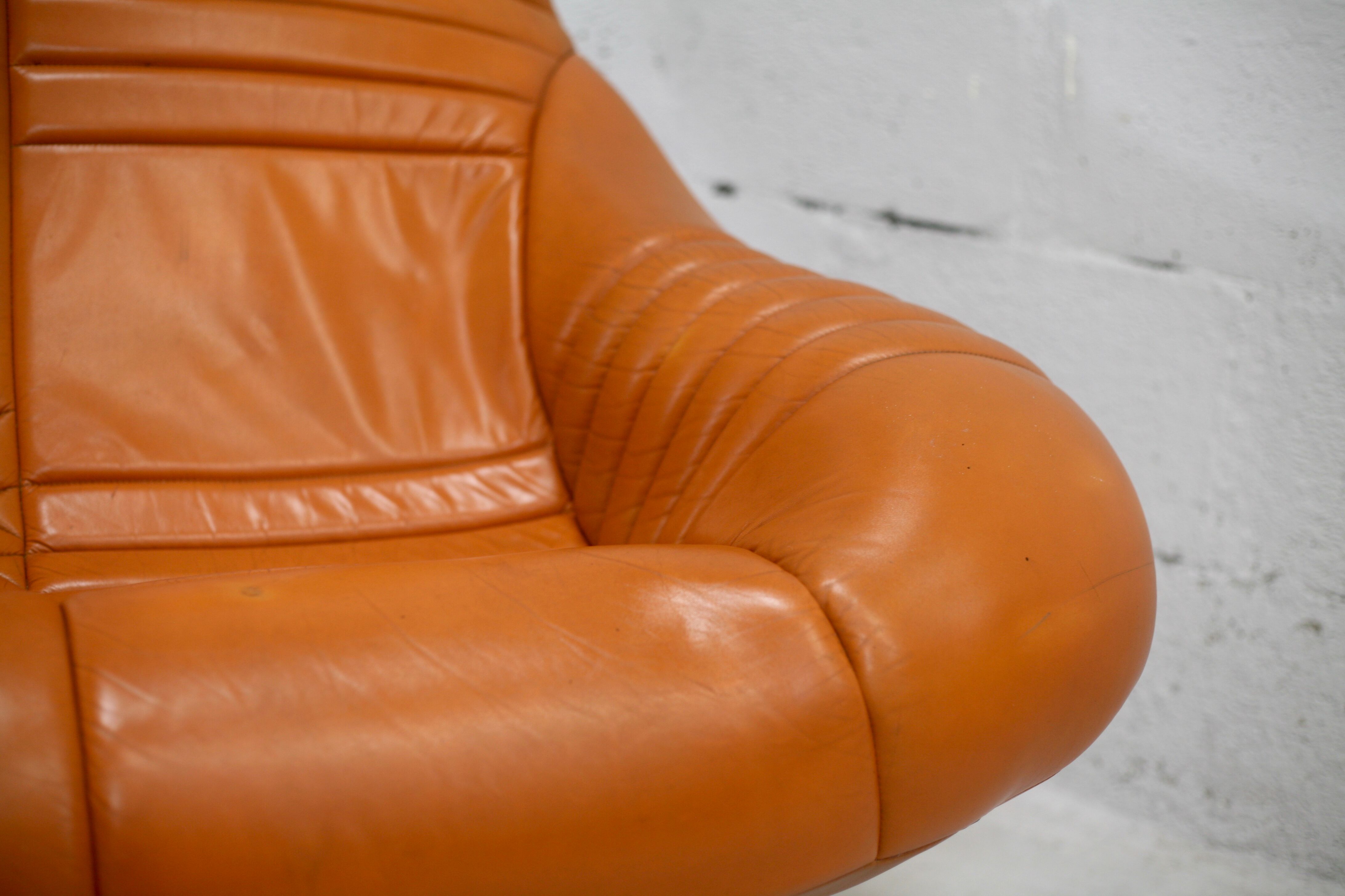 Sofa "space age". Leather, fiberglass, foam, steel. Circa 1970. Orange.