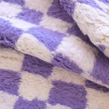 Tapis à damiers violets et blancs