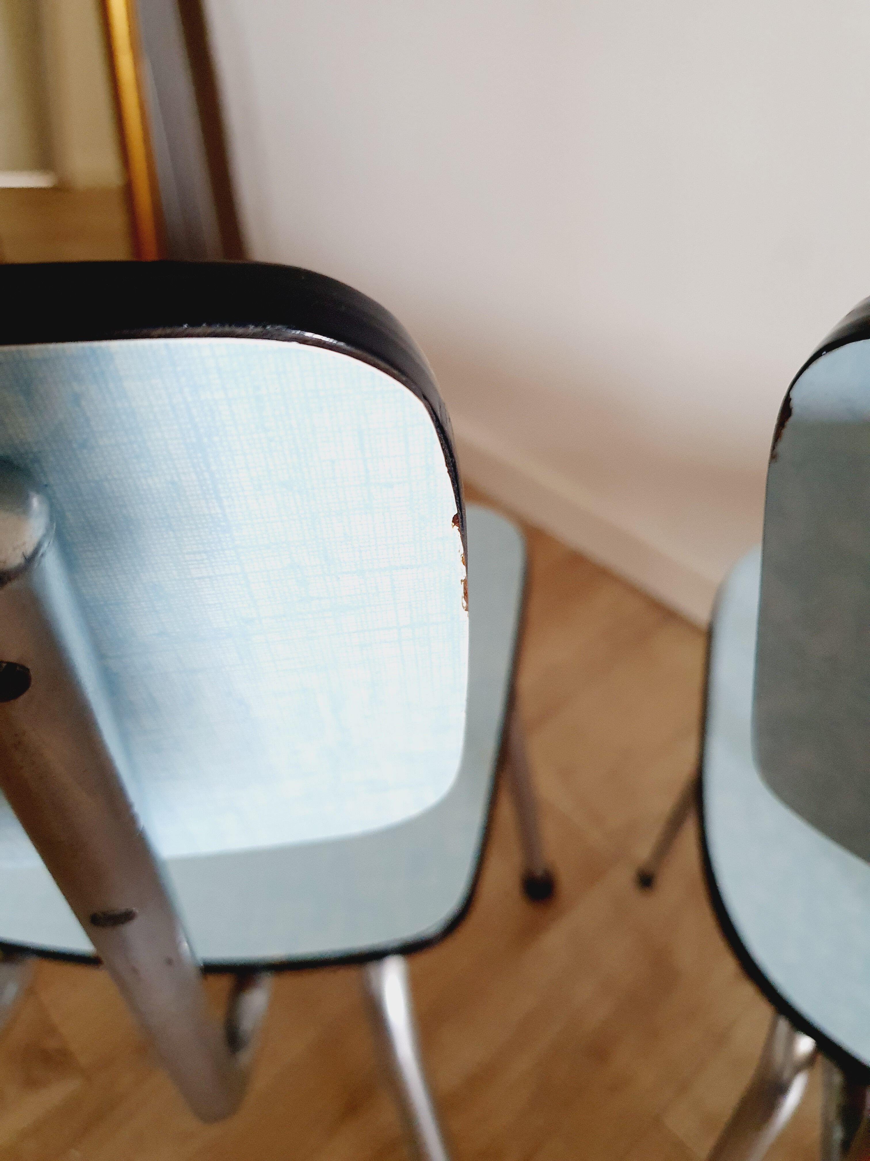 Table et 4 chaises en formica bleu
