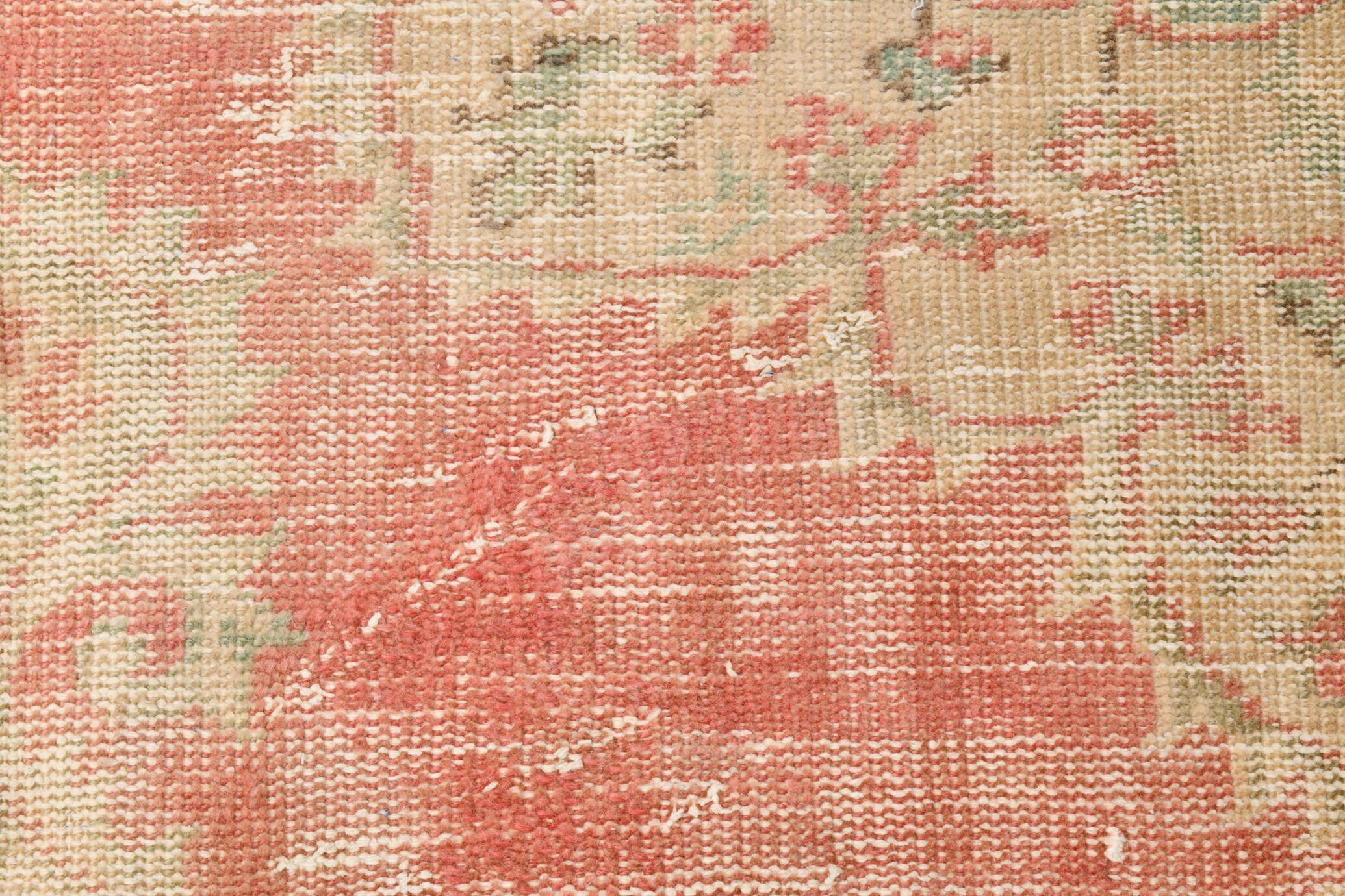 Tapis vintage fait main corail et beige, motifs floraux patinés orientaux