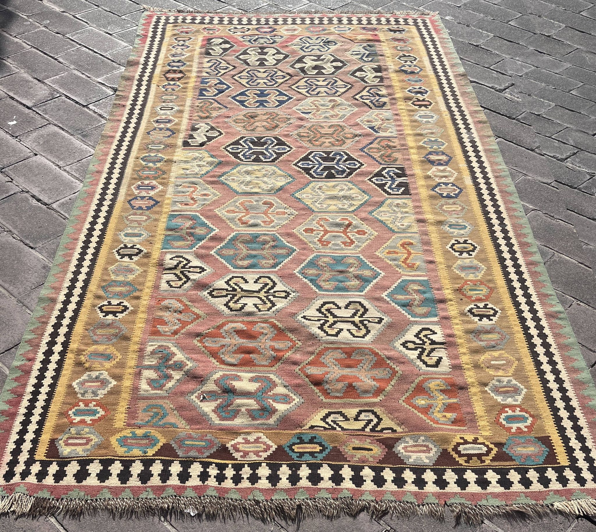 Kilim rug made by the Gashgai tribes in Iran: 1.60 x 2.95 metres