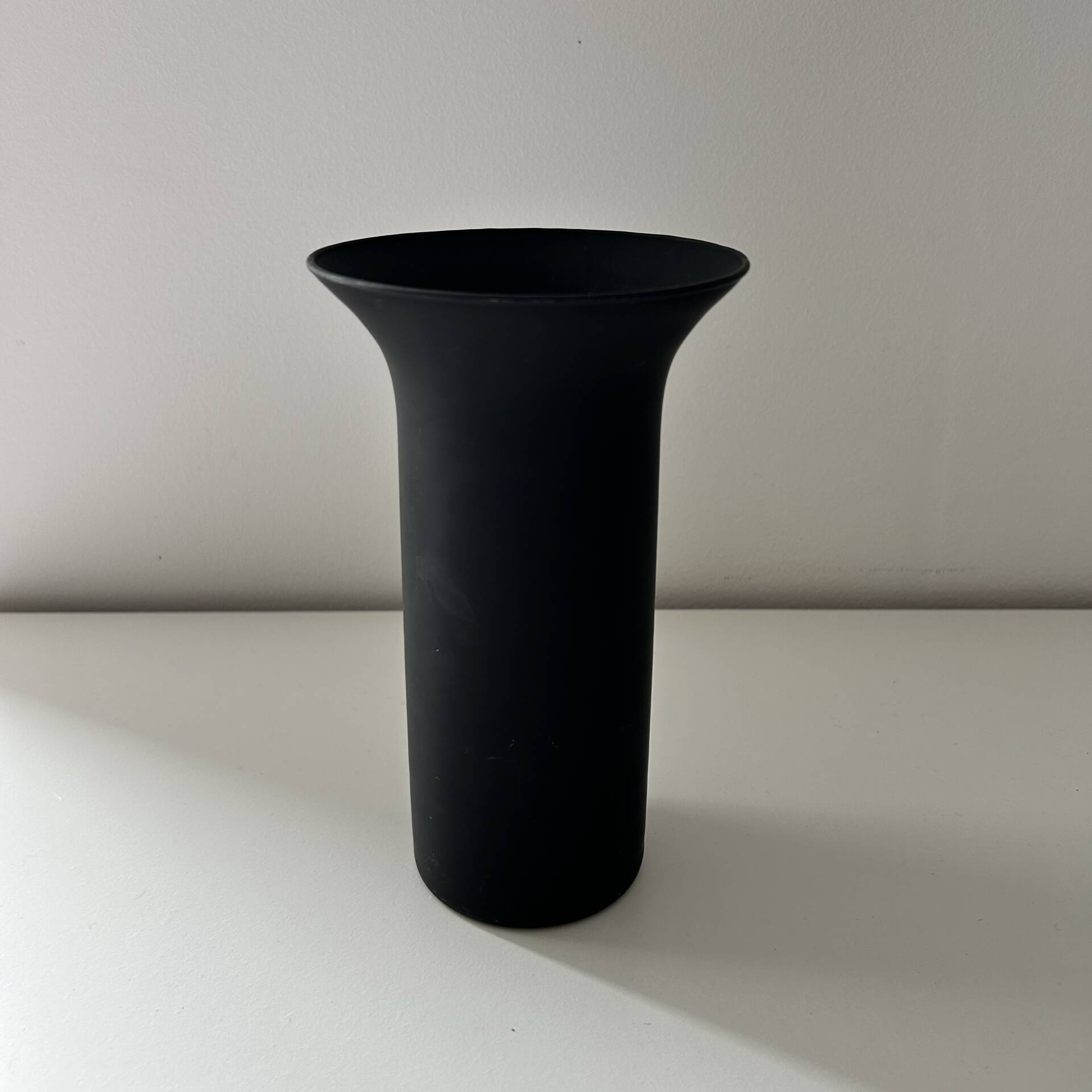 Vase en verre noir mat Habitat 1990