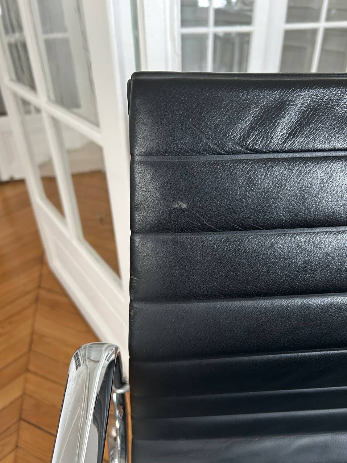 Chaise de bureau Eames Vitra EA118 en cuir