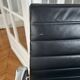 Chaise de bureau Eames Vitra EA118 en cuir