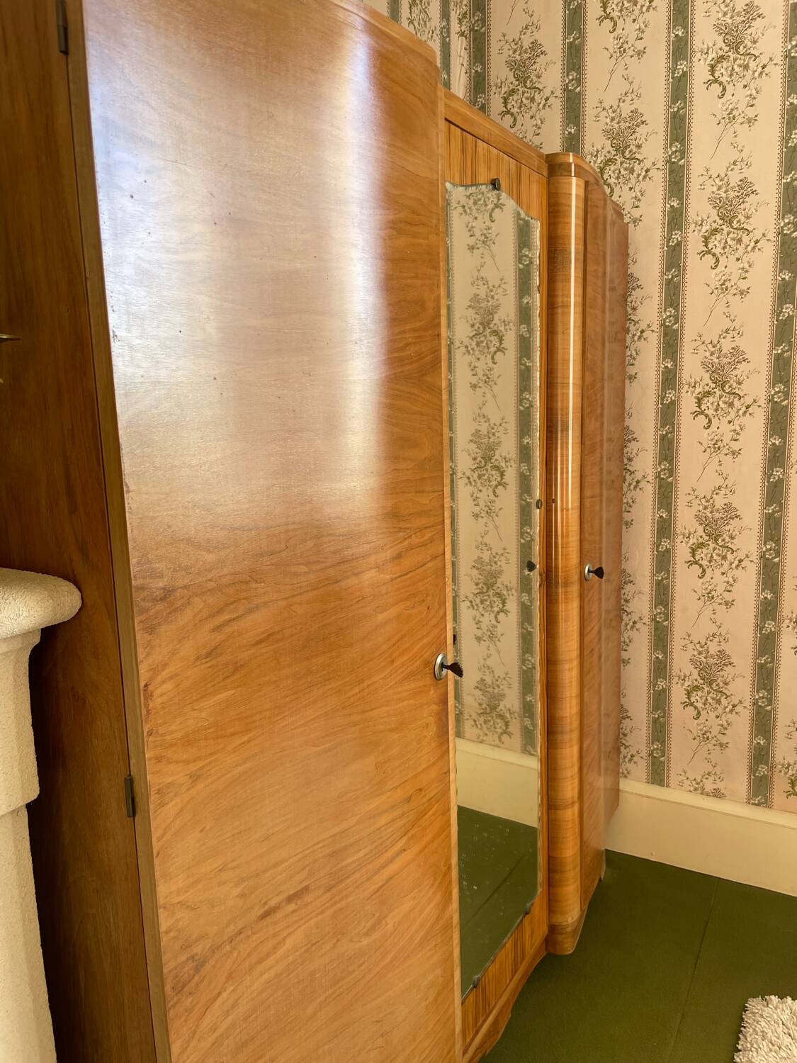Très belle armoire de chambre en bois 1950