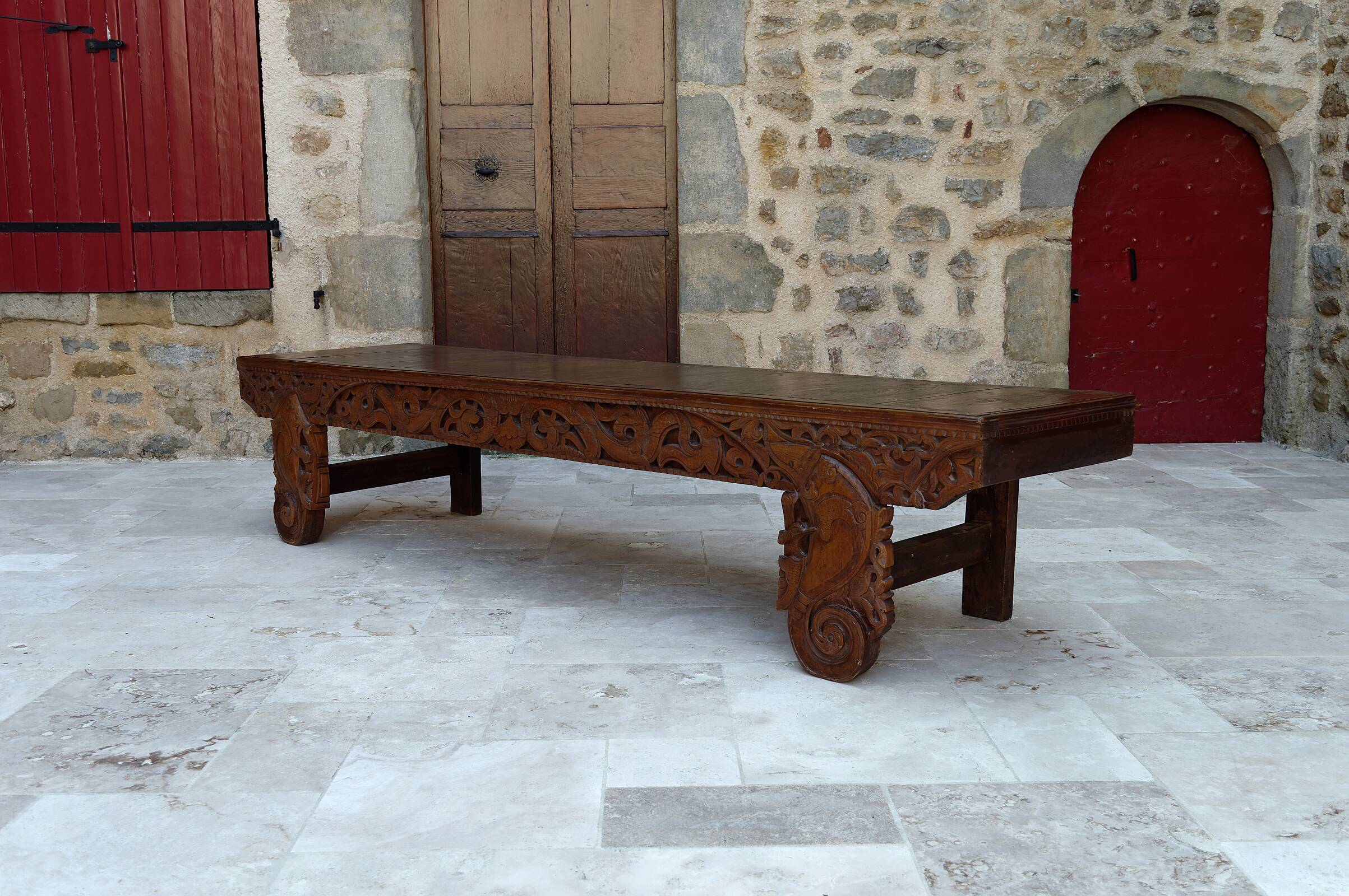 Important Indonesian bench in carved wood, Early 20th century