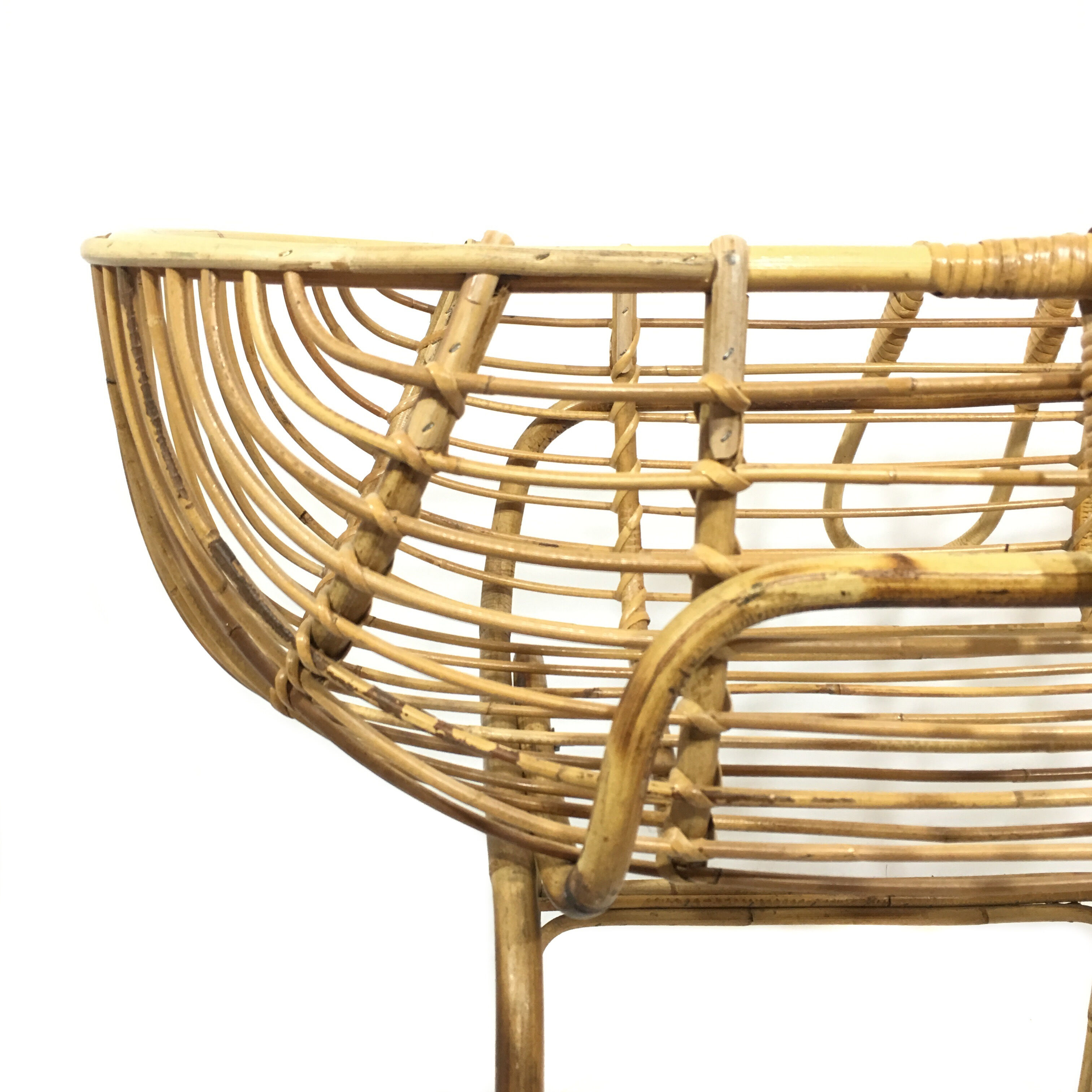 Basket rattan on feet