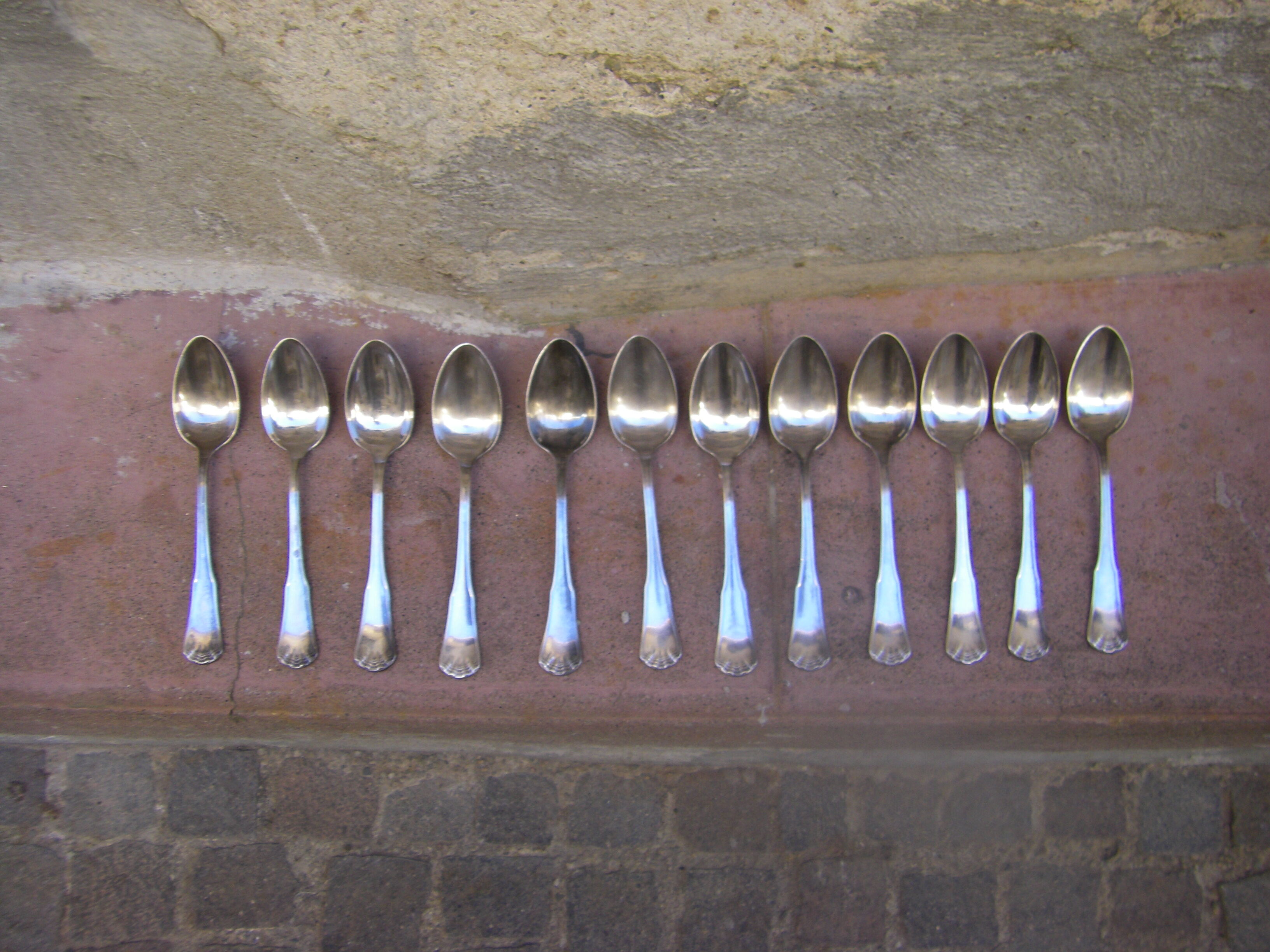 Série de douze fourchettes et douze cuillères Ercuis