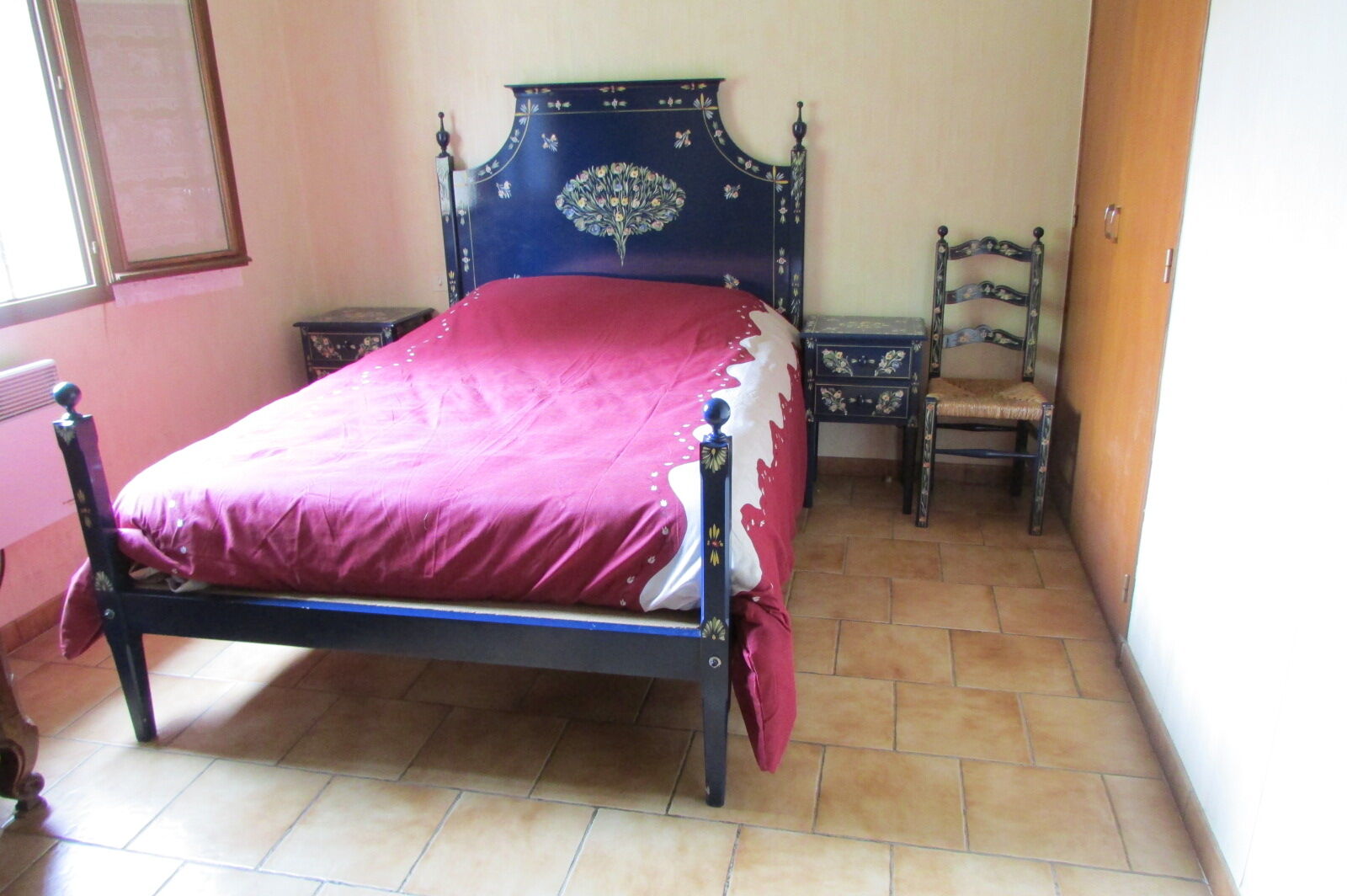 bed, flowery blue lacquer