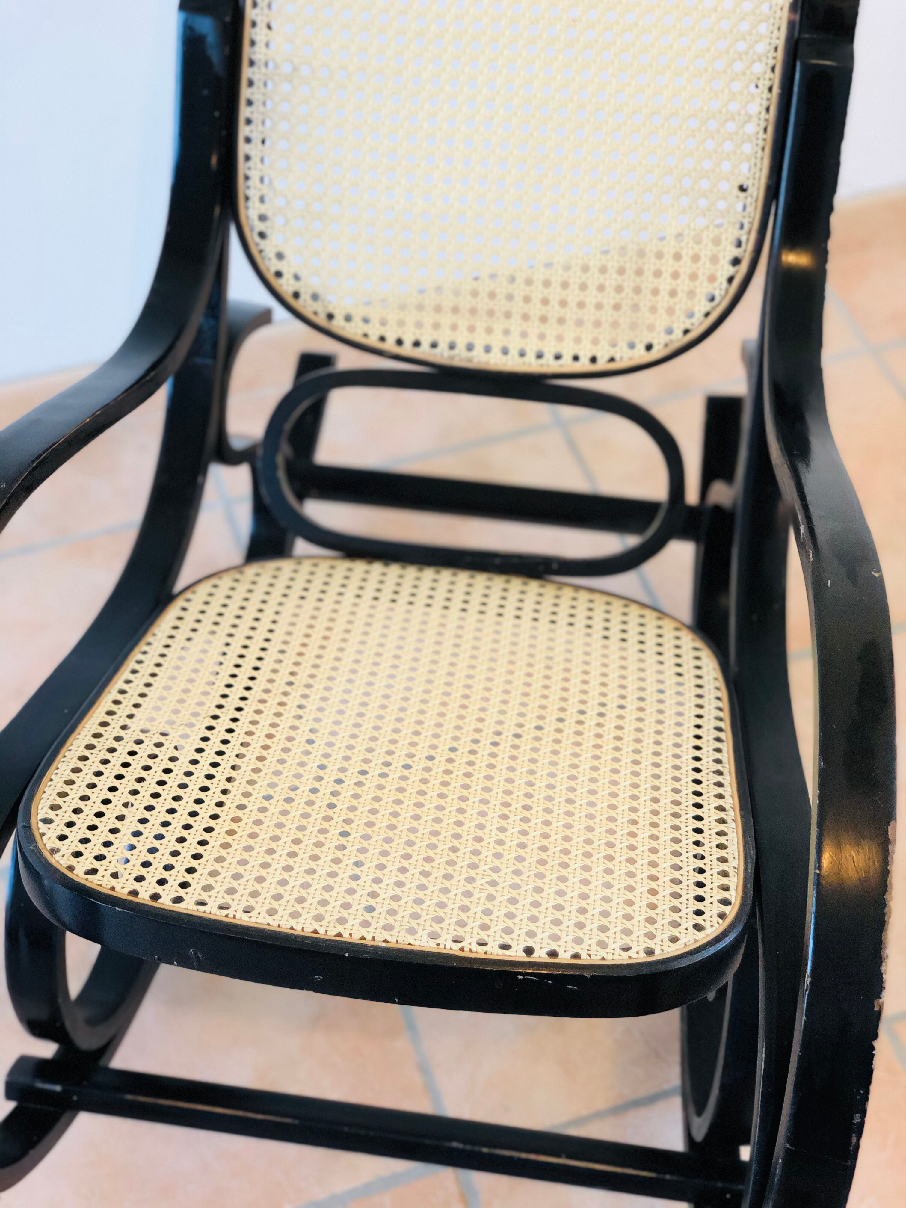 Rocking-chair vintage en bois courbé et cannage 1960