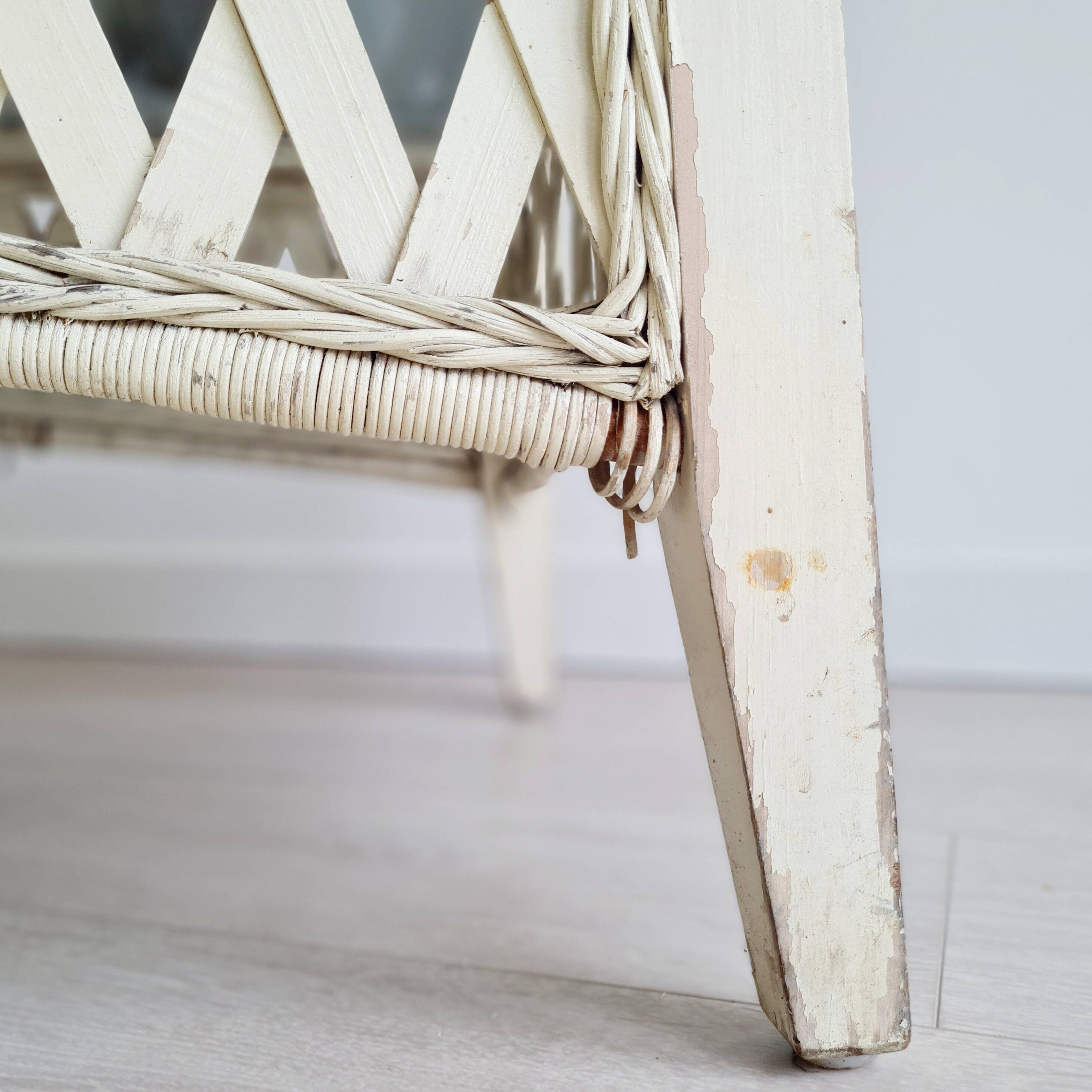 Table basse rotin blanc patiné plateau verre