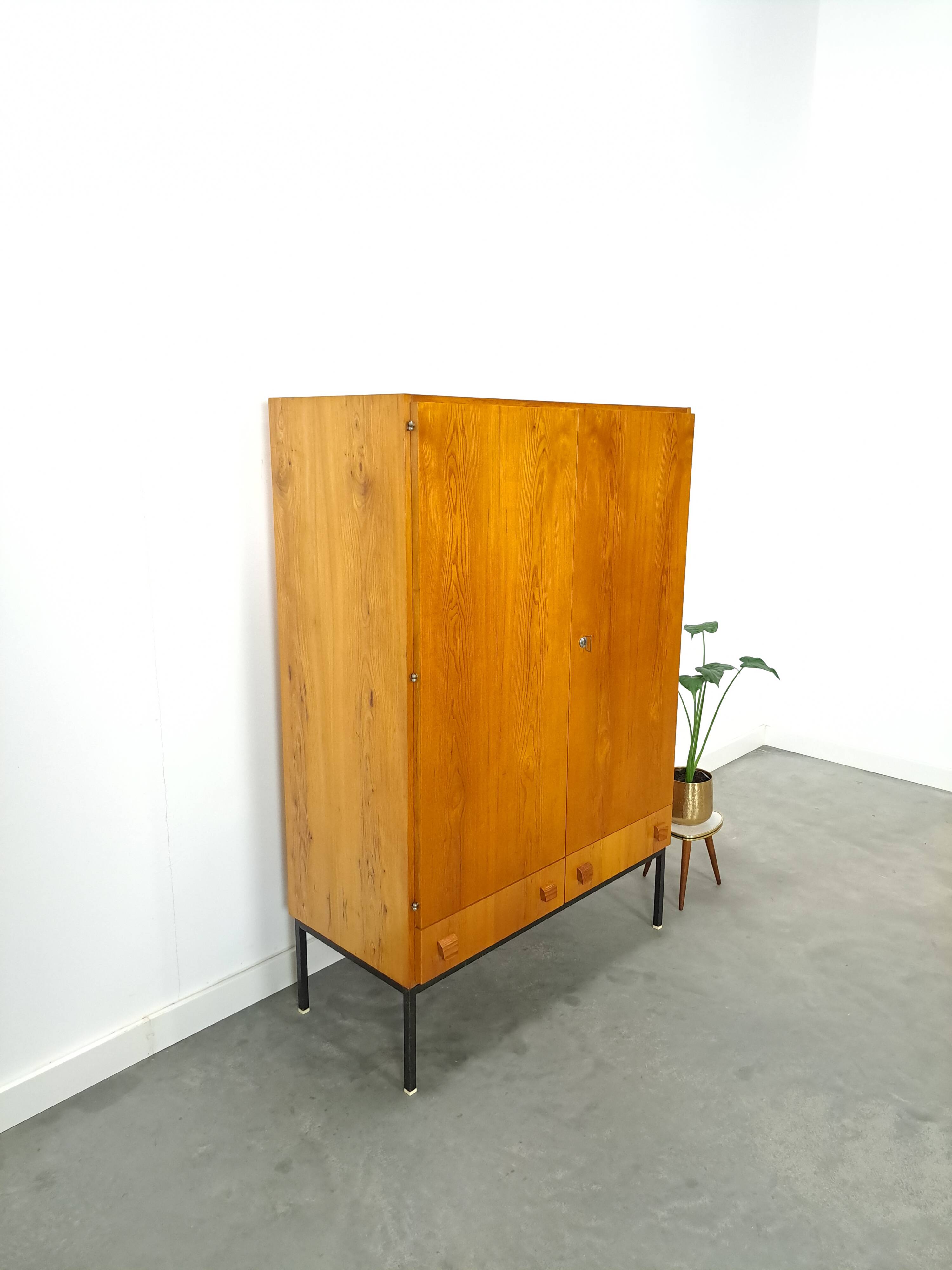 Meuble en placage avec tiroirs et piètement en acier, armoire vintage