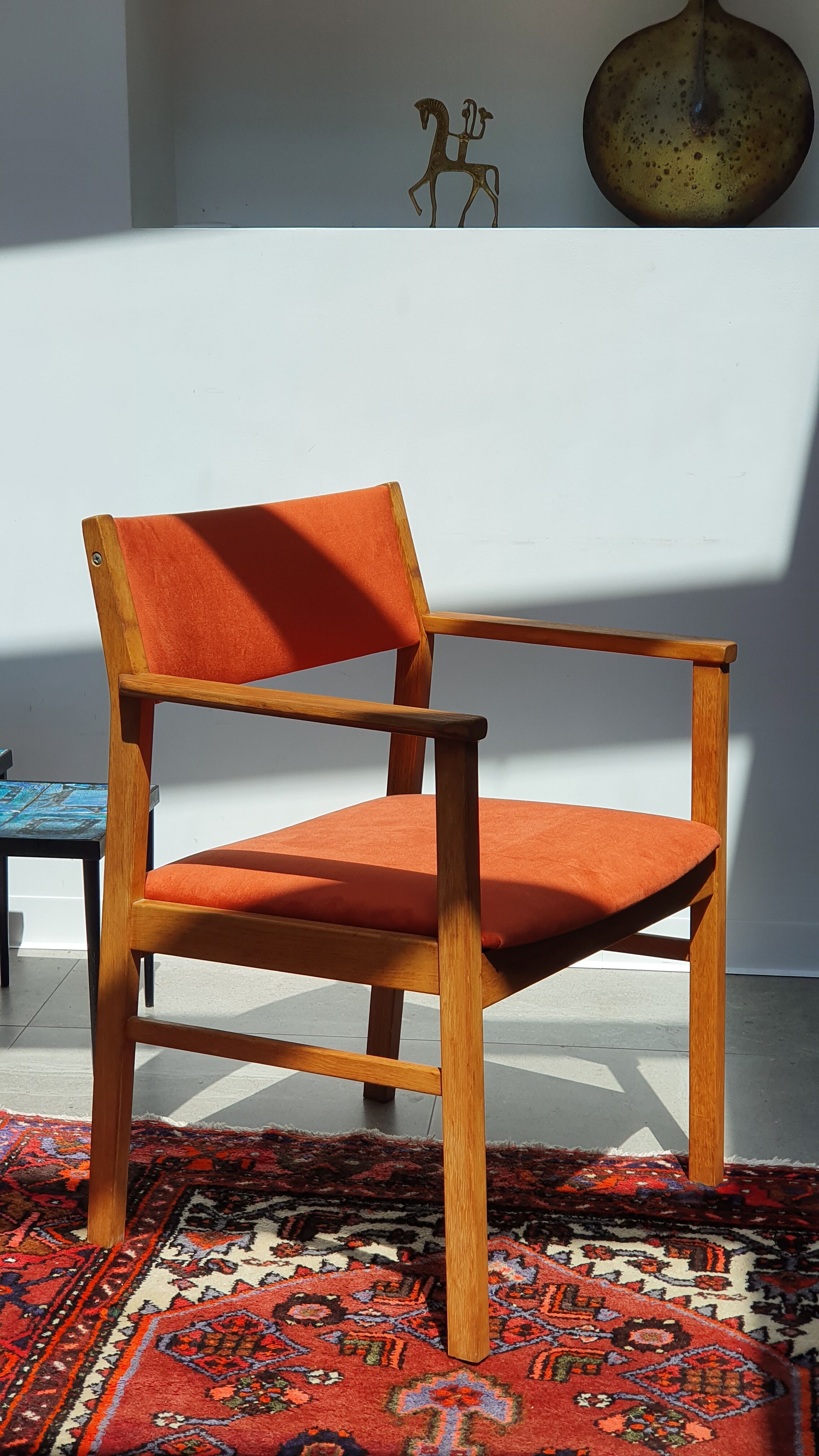 Armchair in solid oak velvet terracota
