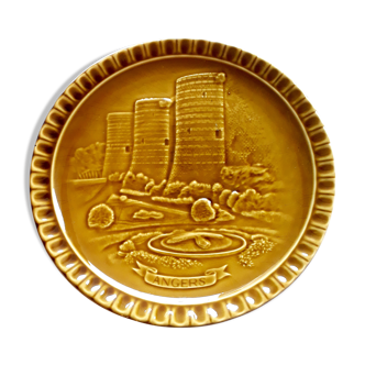 Gien dessert plate Château d'Angers in barbotine