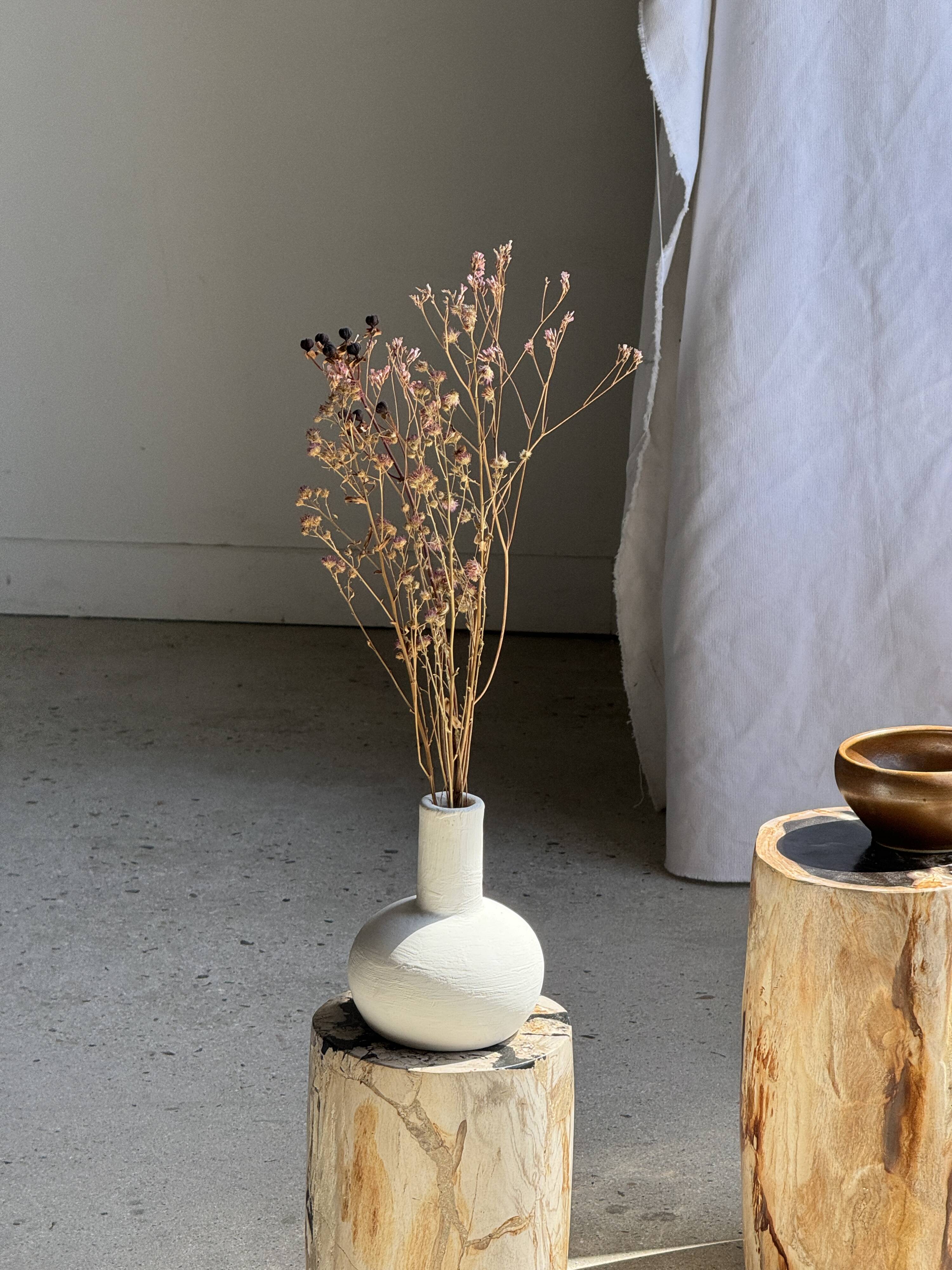 Petite table d'appoint en bois pétrifié cœur noir écorce stries noires et b