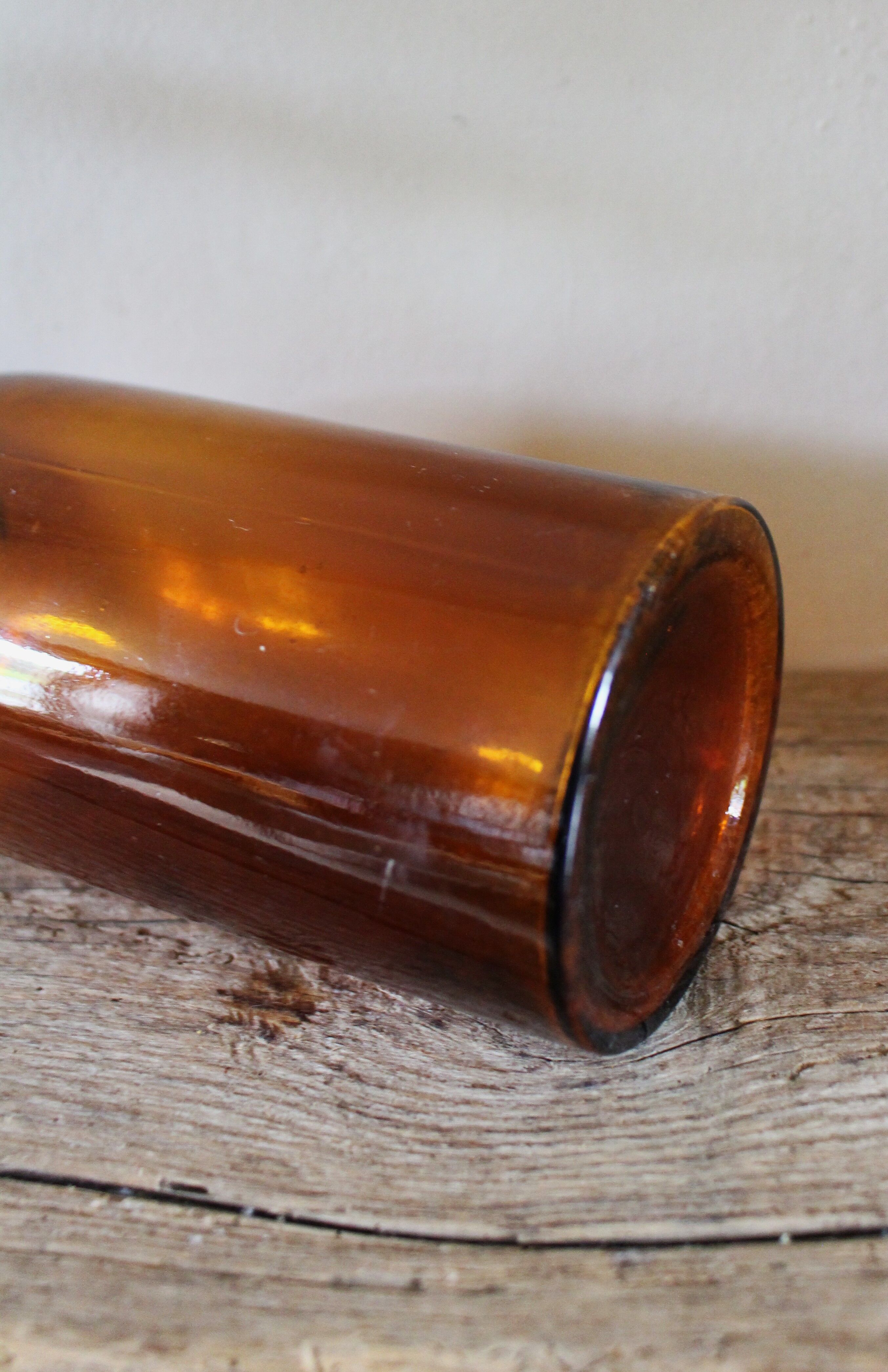 Vase flacon en verre ambré
